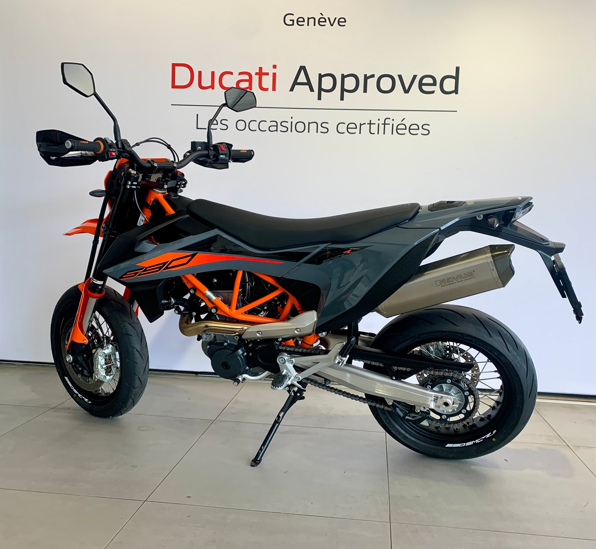KTM 690 SMC R-showroom-element-1
