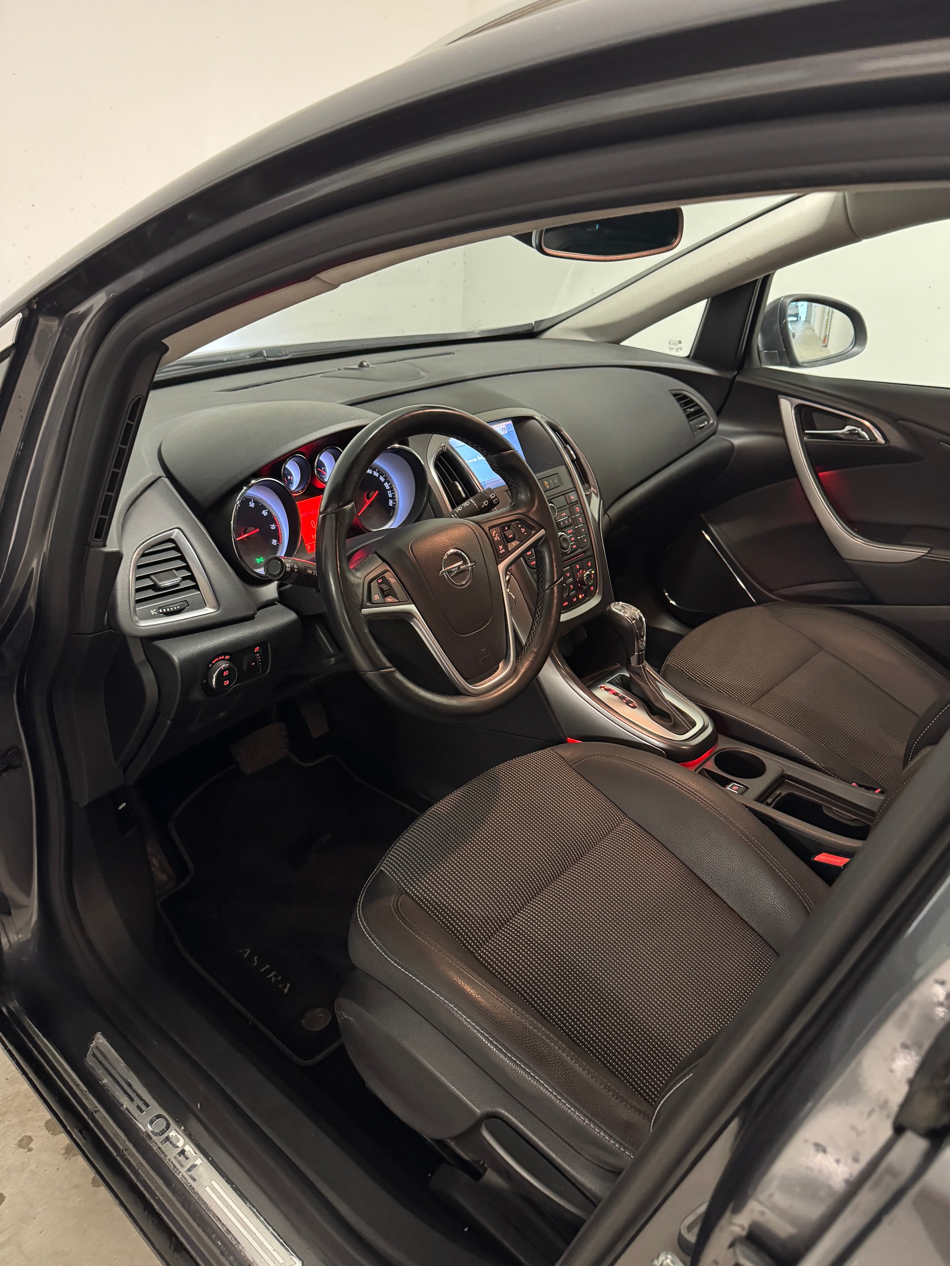 OPEL Astra SportsTourer 1.6i 16V Turbo Cosmo Automatic-image-5