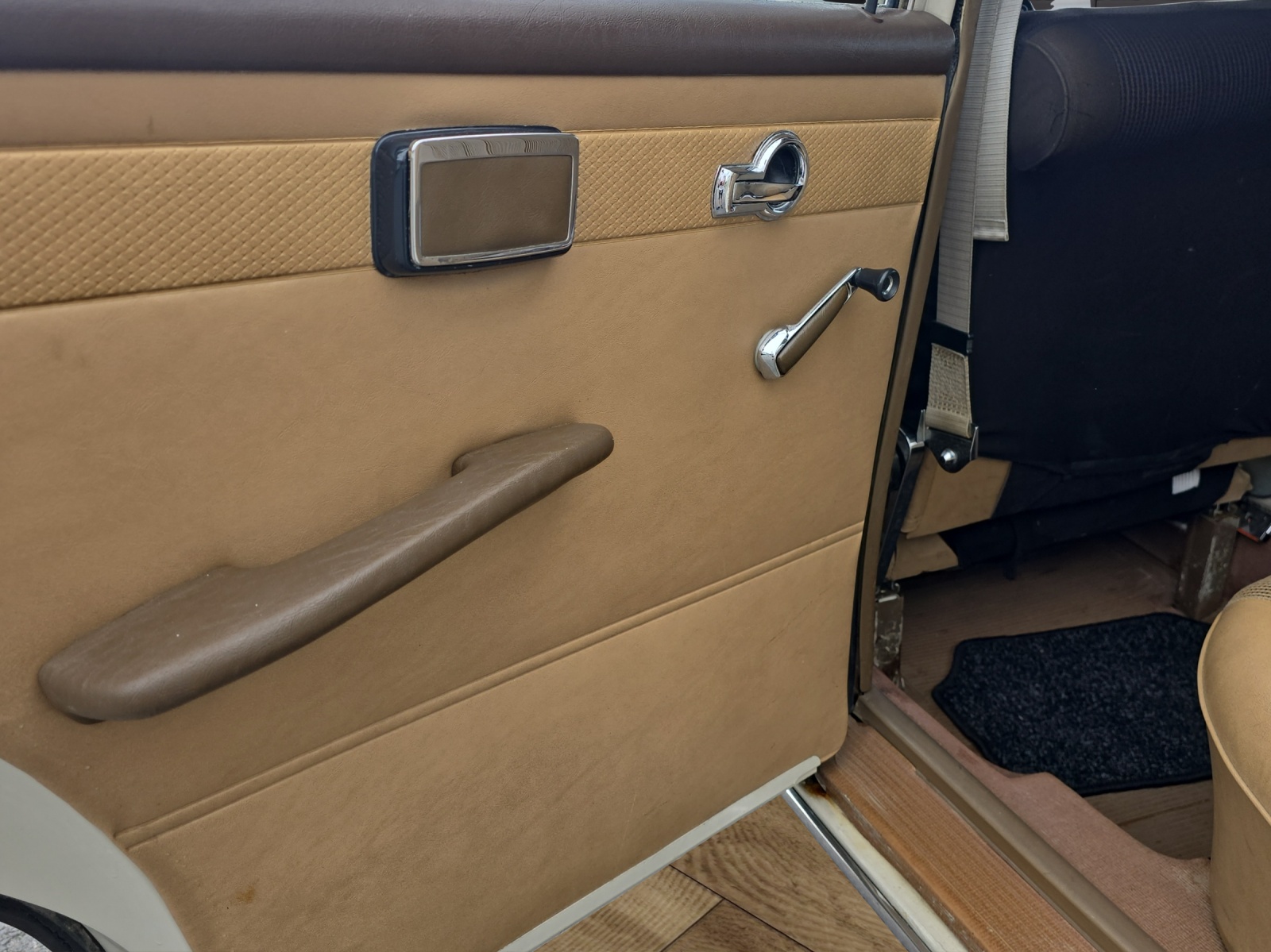 MERCEDES-BENZ 200-image-15