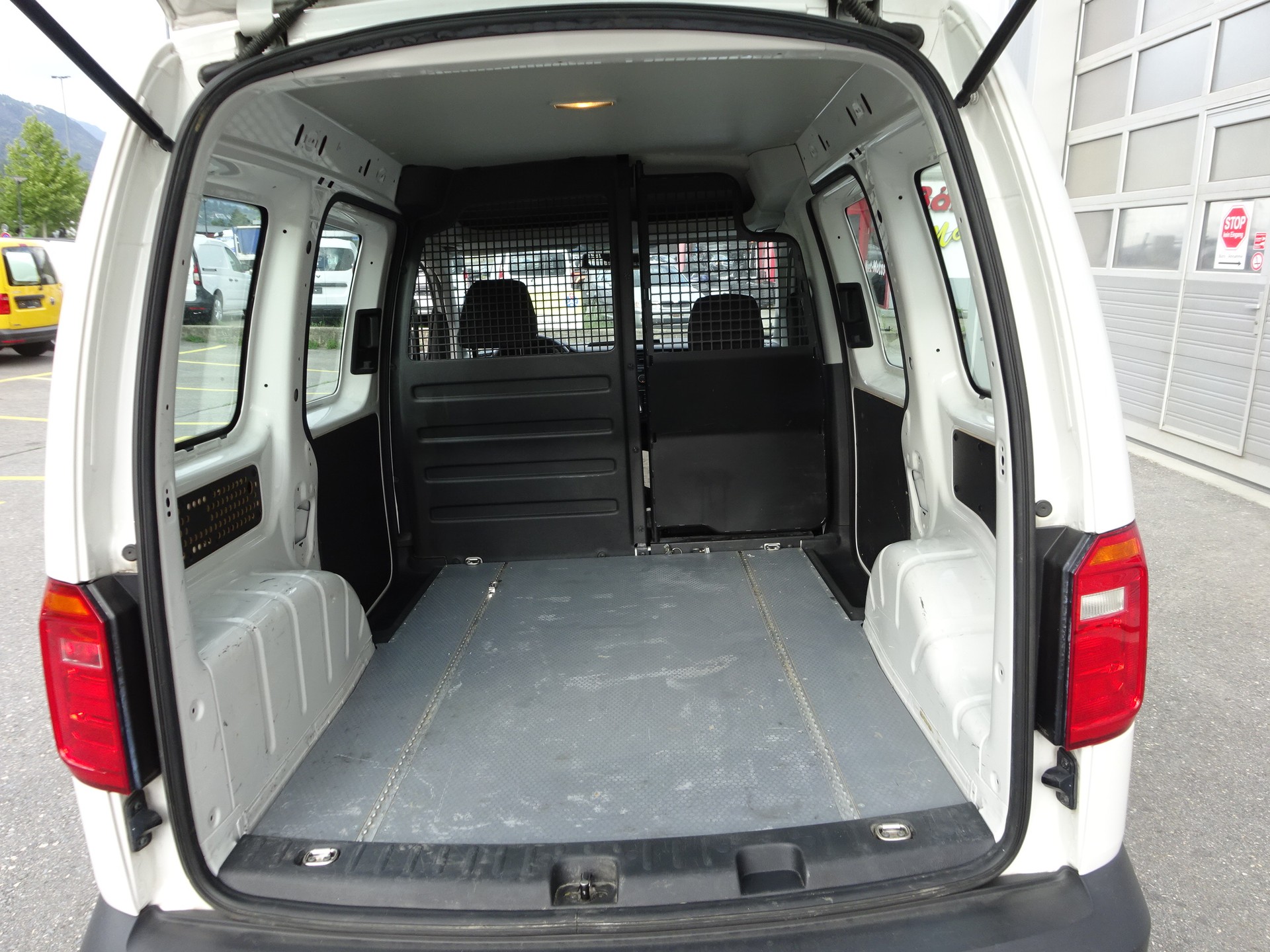 VW Caddy 2.0TDI 4Motion BlueMotion Technology-image-21
