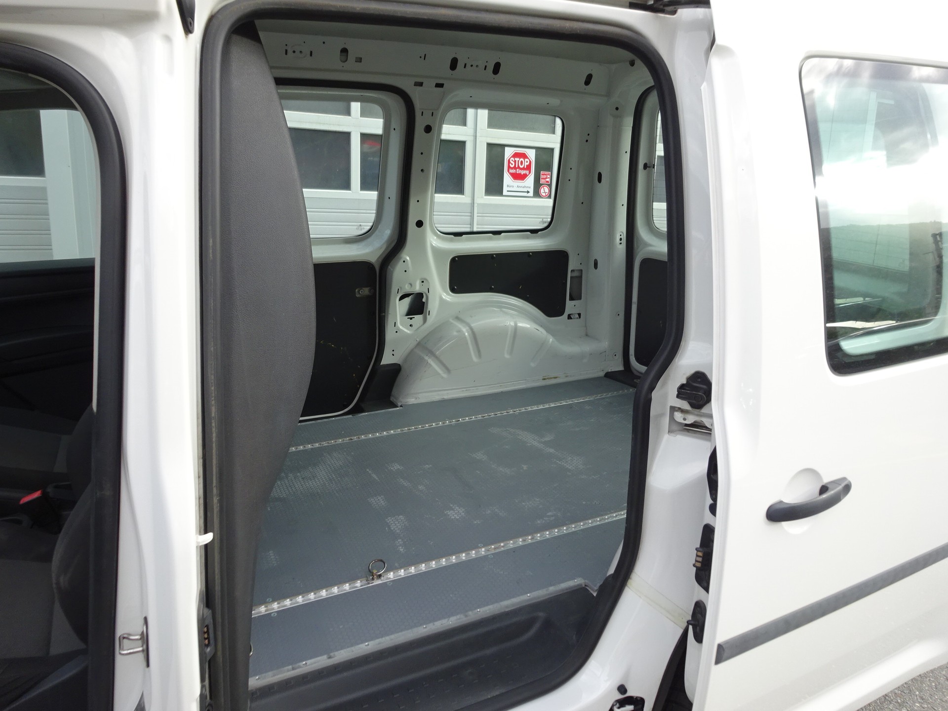 VW Caddy 2.0TDI 4Motion BlueMotion Technology-image-15
