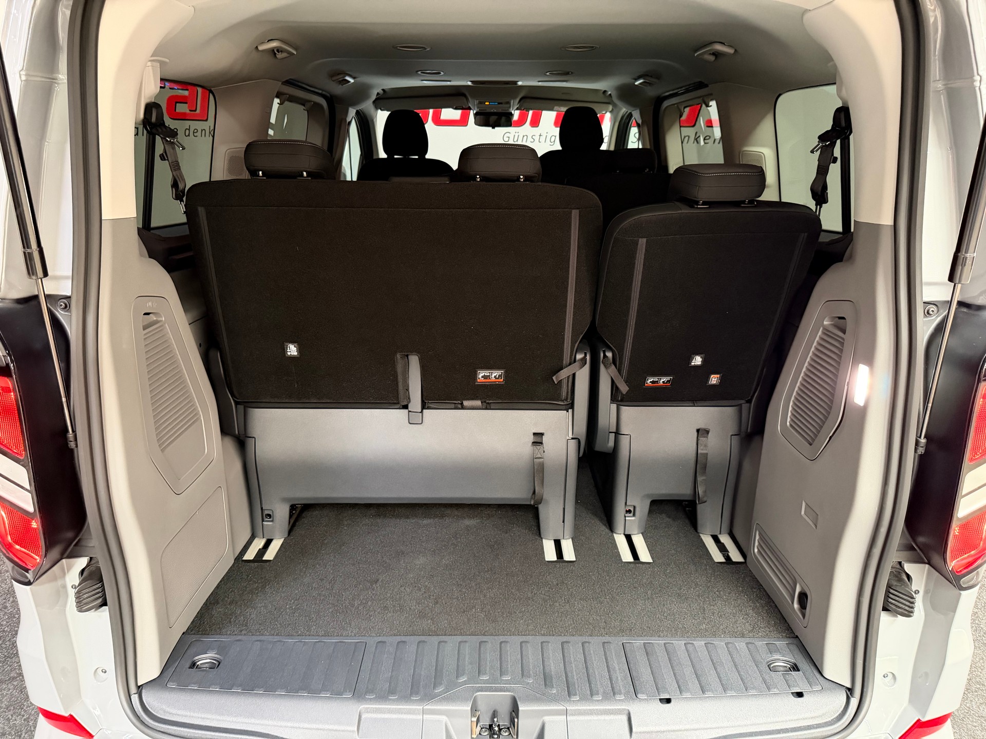 FORD Tourneo Bus 320 L1H1 Titanium Automat 4x4-image-10