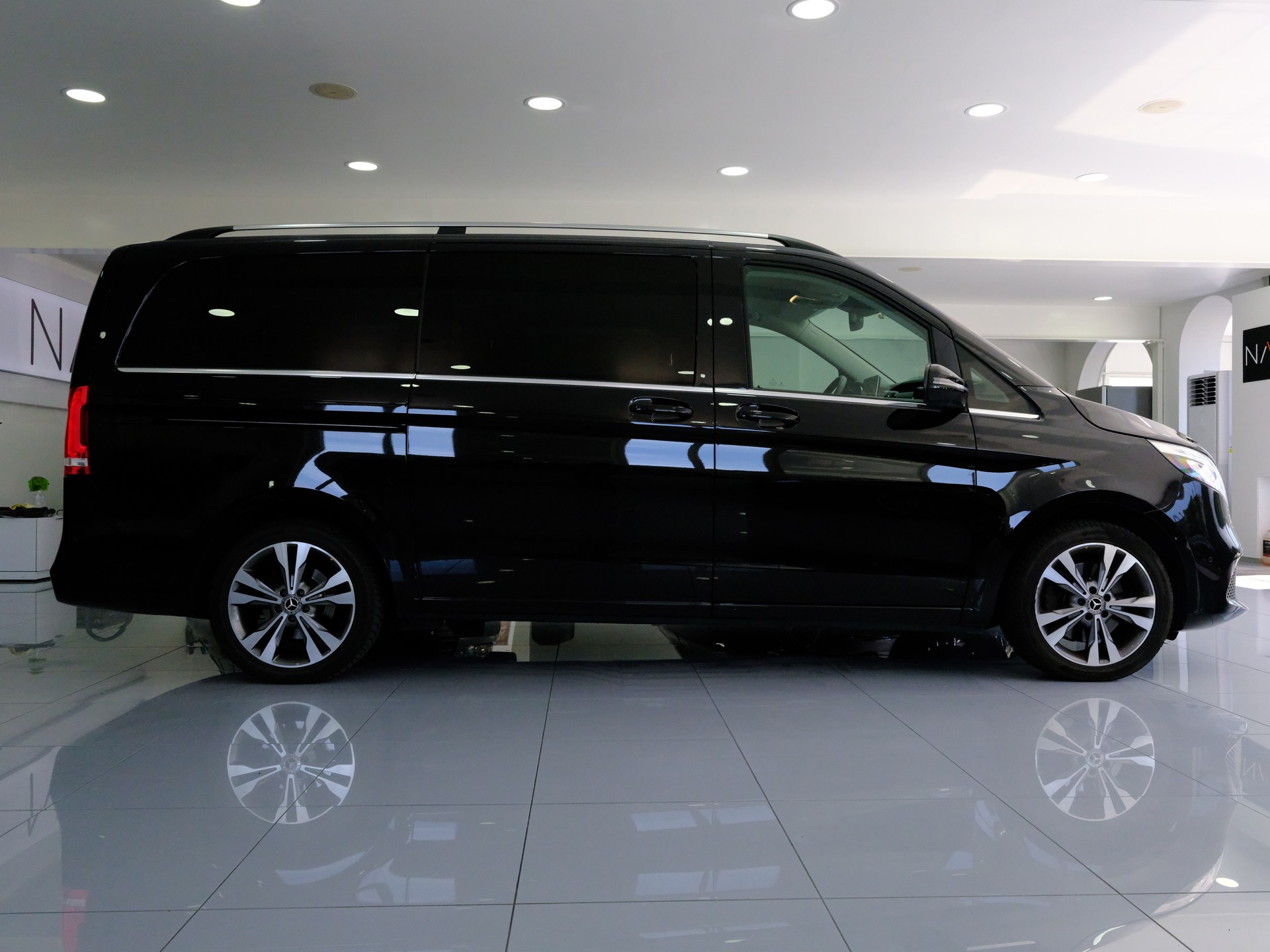 MERCEDES-BENZ V 300 d lang Avantgarde 9G-Tronic-image-7