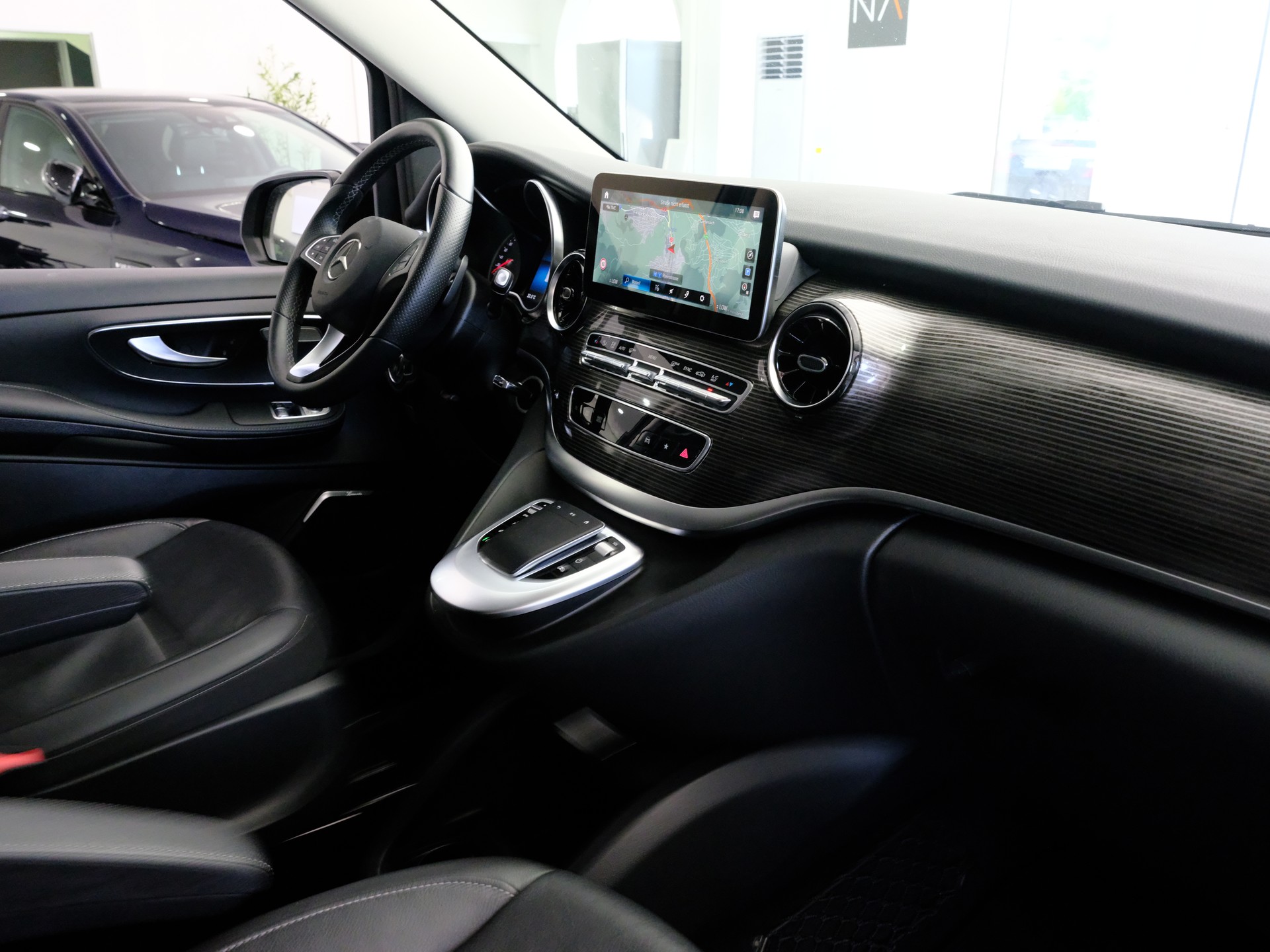 MERCEDES-BENZ V 300 d lang Avantgarde 9G-Tronic-image-14
