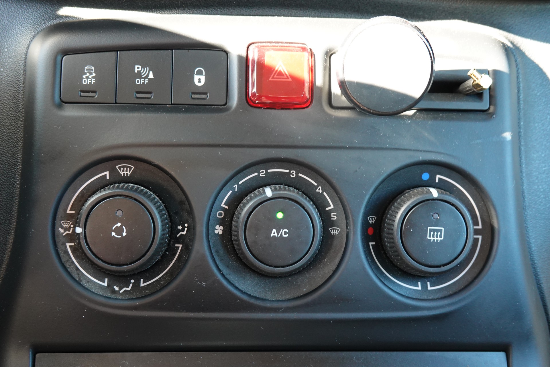 CITROEN C3 Picasso 1.2 Pure Tech " * Véhicule CH * 8 Roues * Régulateur de vitesse * capteur stationnement * intérieur tissus *"-image-13
