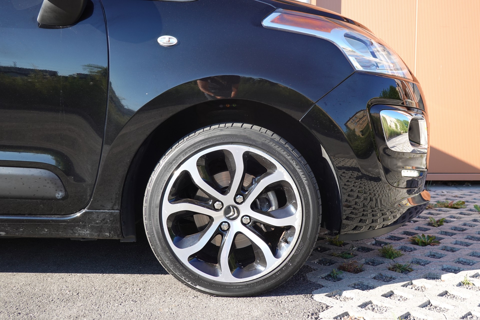 CITROEN C3 Picasso 1.2 Pure Tech " * Véhicule CH * 8 Roues * Régulateur de vitesse * capteur stationnement * intérieur tissus *"-image-4