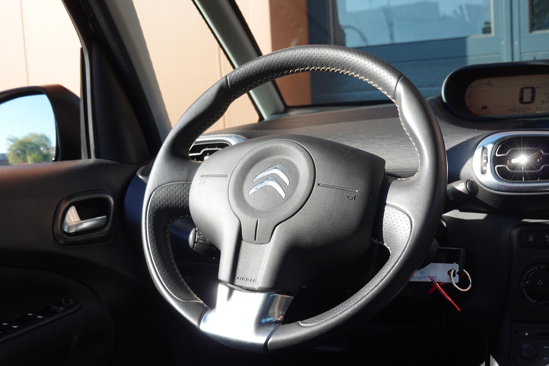 CITROEN C3 Picasso 1.2 Pure Tech " * Véhicule CH * 8 Roues * Régulateur de vitesse * capteur stationnement * intérieur tissus *"-image-11