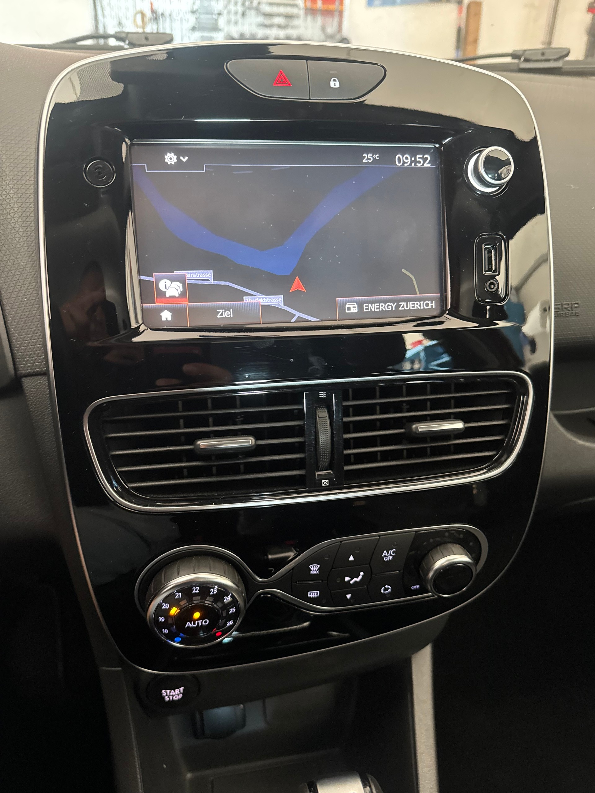 RENAULT Clio 1.2 16V T Initiale Paris EDC-image-9