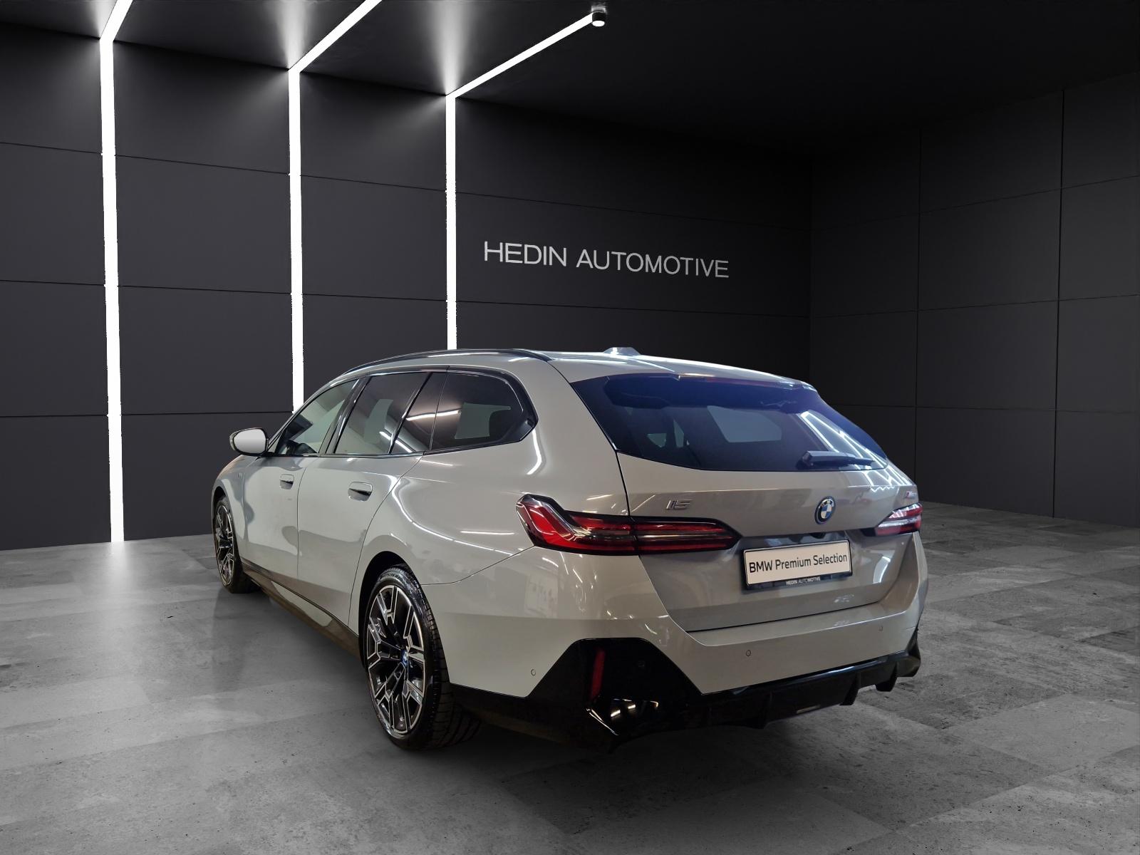 BMW i5 M60 xDrive Touring-image-2