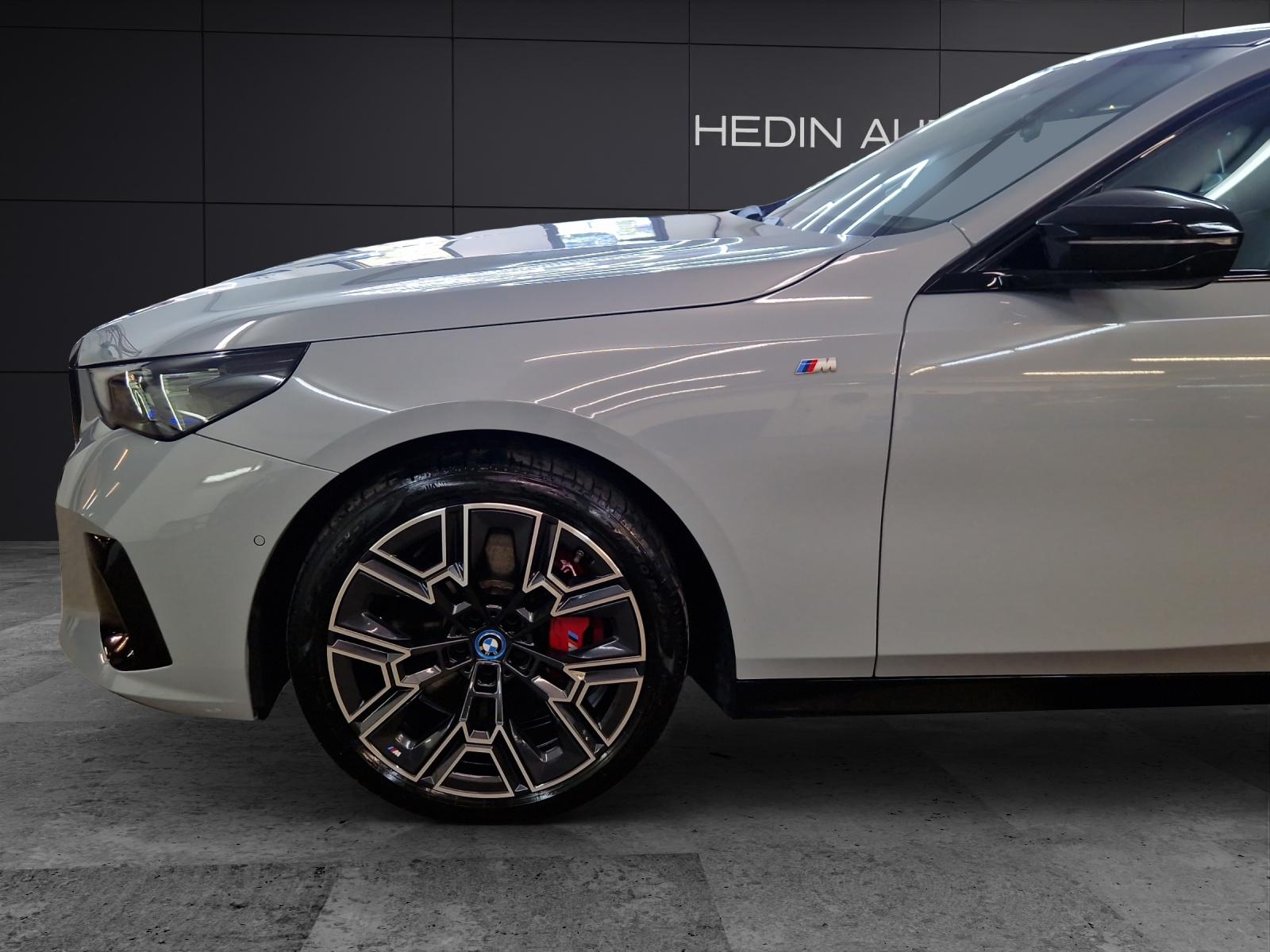 BMW i5 M60 xDrive Touring-image-8