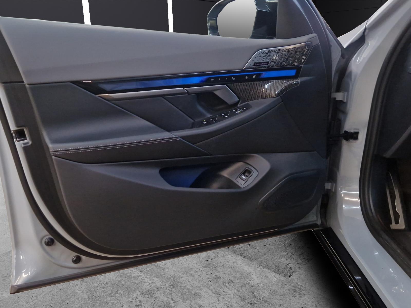 BMW i5 M60 xDrive Touring-image-9