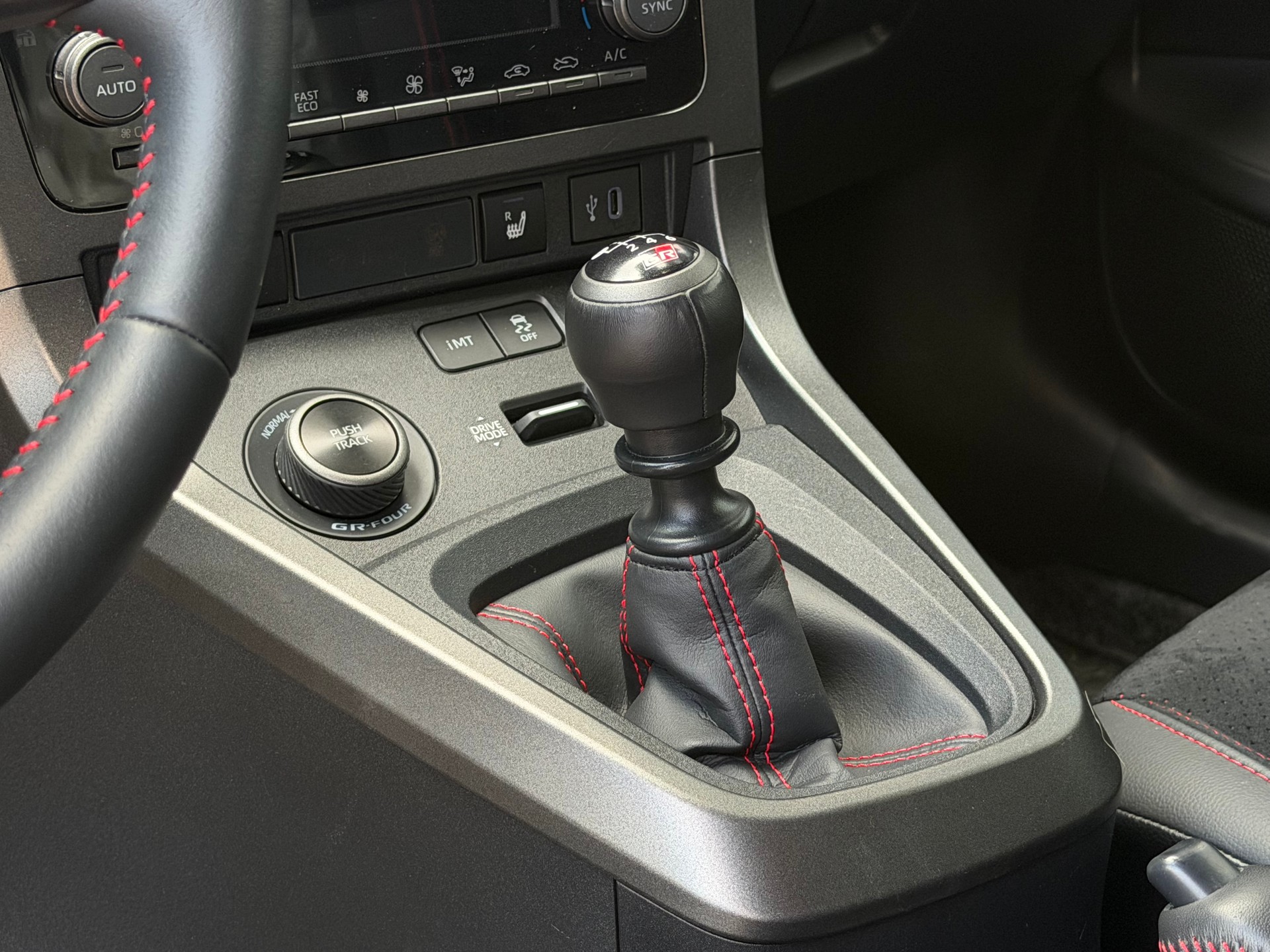 TOYOTA Yaris 1.6 GR Sport-image-9