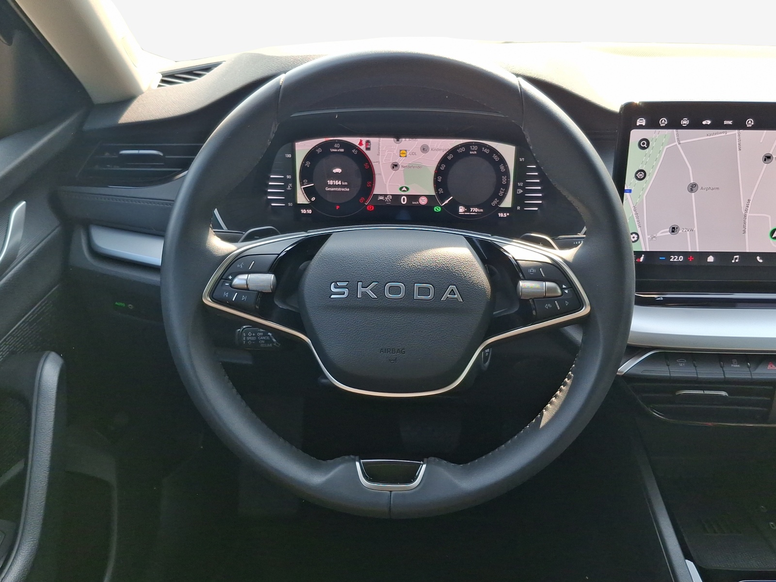 SKODA Octavia Combi 2.0 TDI DSG Selection-image-9