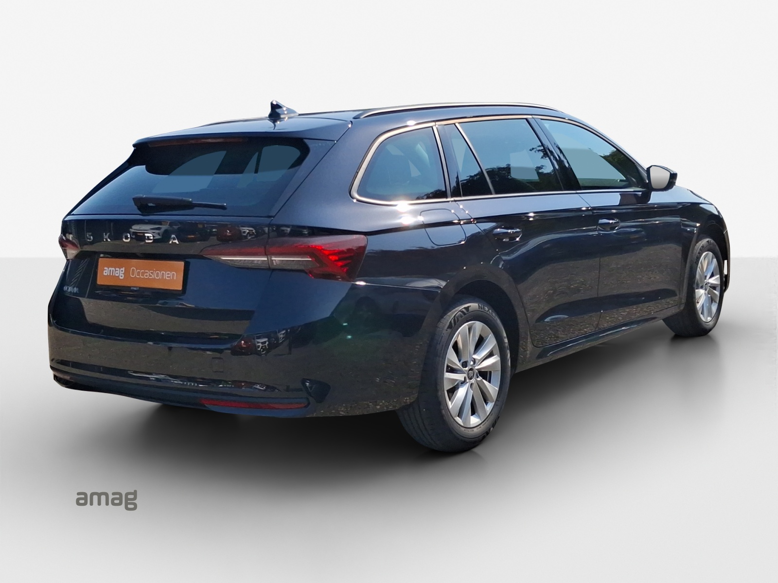 SKODA Octavia Combi 2.0 TDI DSG Selection-image-4
