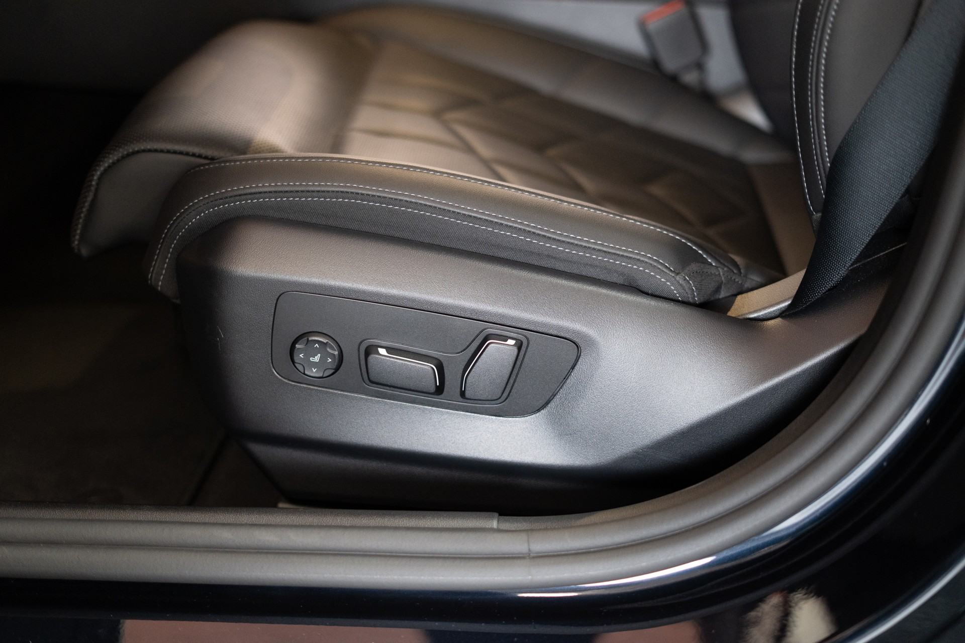 BMW 520i M Sport / Head-Up / Harman Kardon / 360° Kamera-image-10