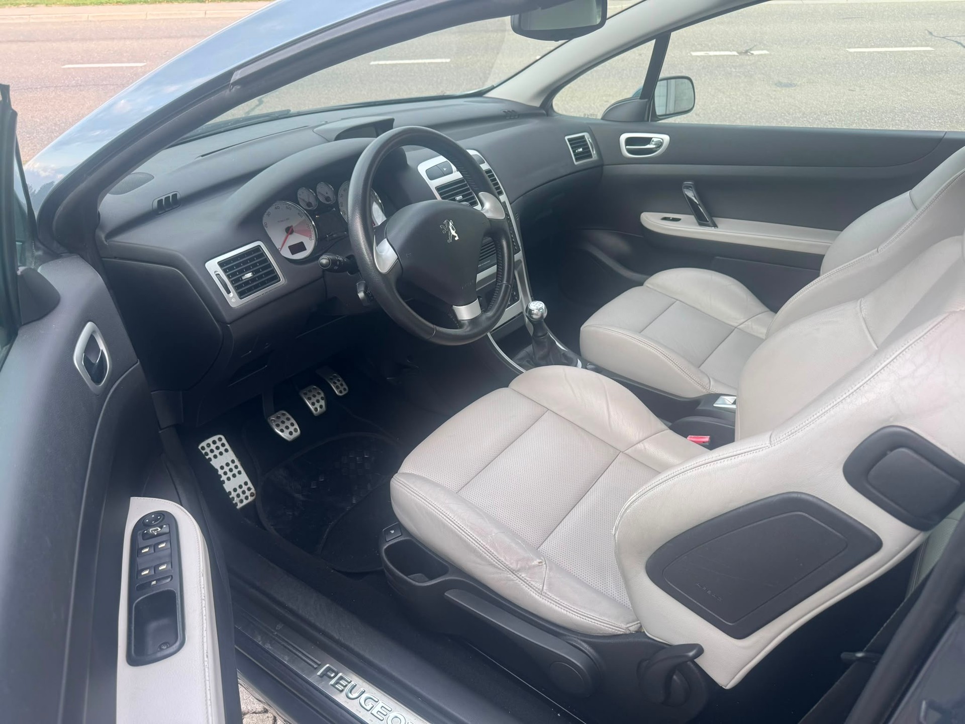 PEUGEOT 307 CC 2.0 16V Platinum Edition-image-10
