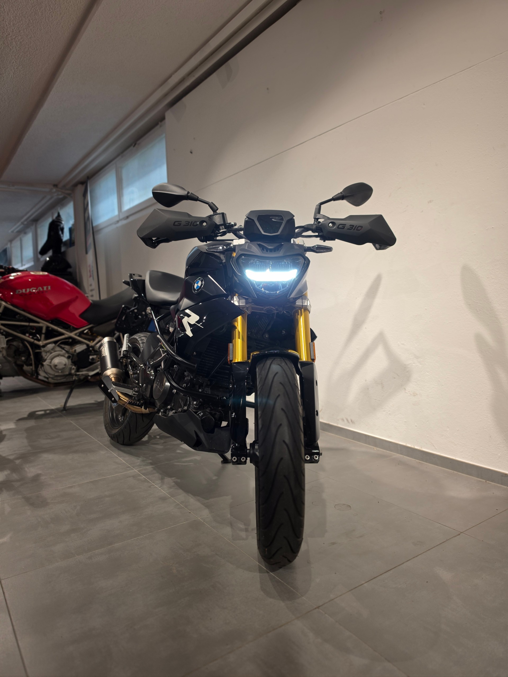 BMW G 310 R-showroom-element-1