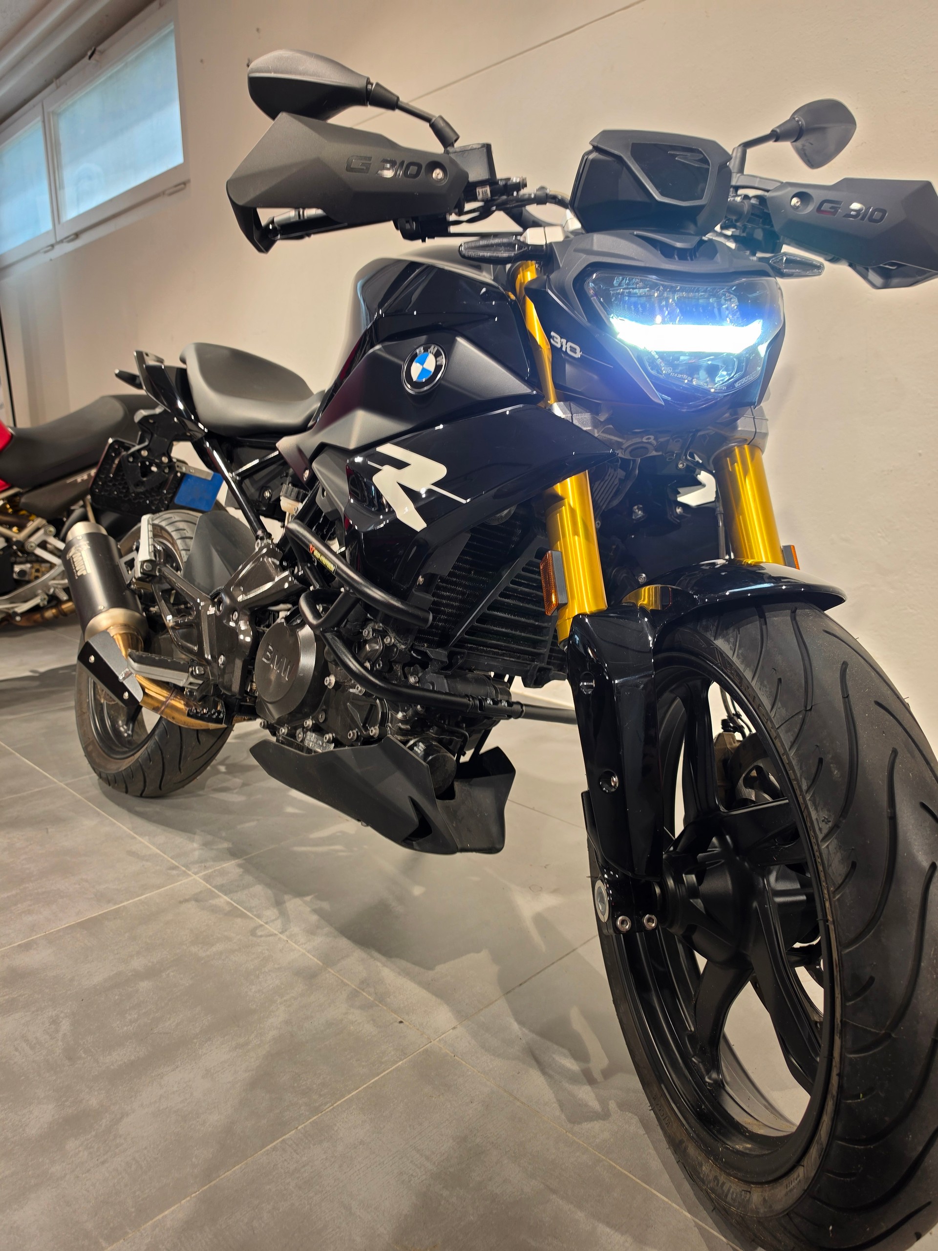 BMW G 310 R-showroom-element-2