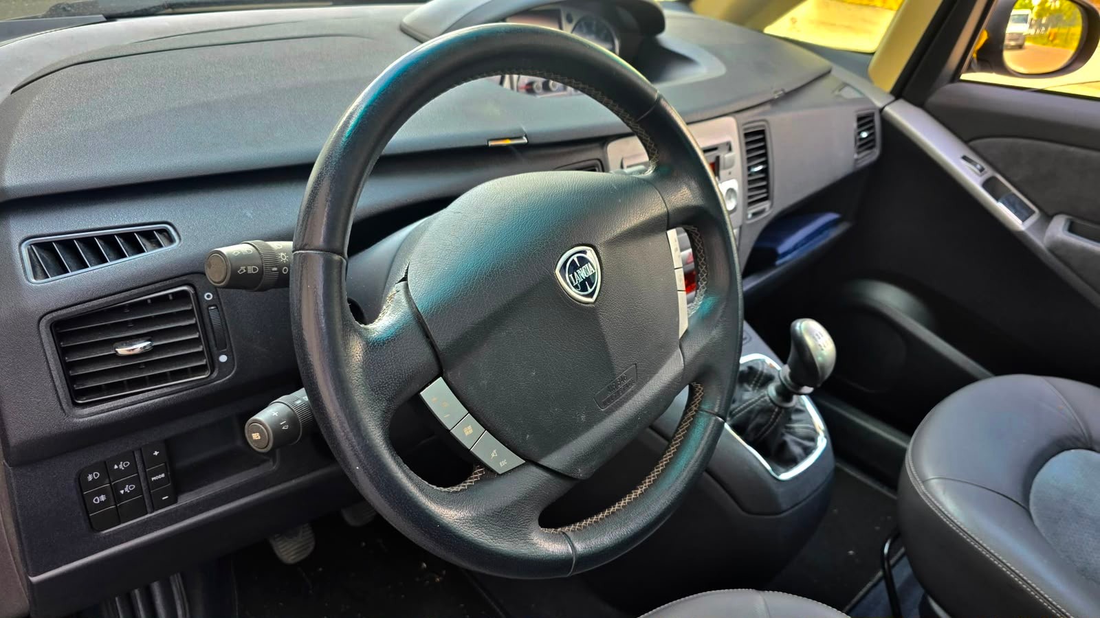LANCIA Musa 1.4 16V Swiss Edition-image-12