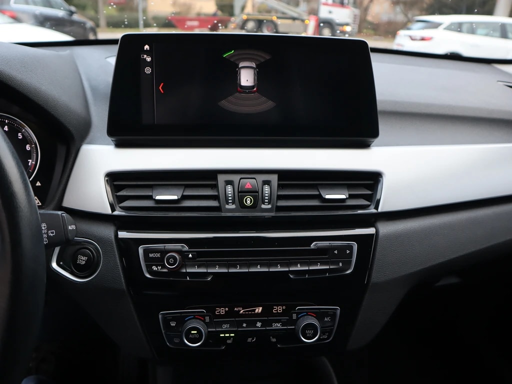 BMW X1 xDrive 25e Steptronic ** Head Up-Display ** Gr.Navi ** Parkhilfe v+h ** LED Licht **-image-9