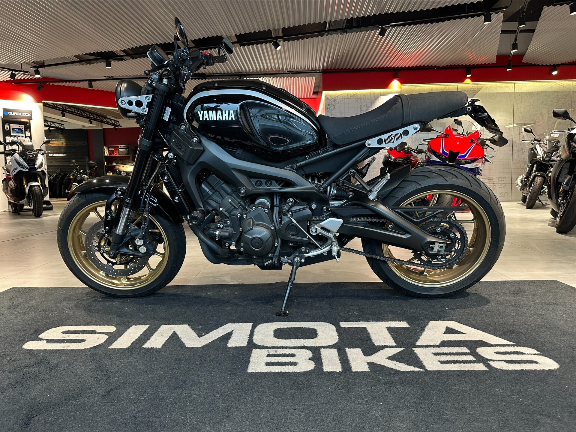 YAMAHA XSR 900 80 Black-showroom-element-1