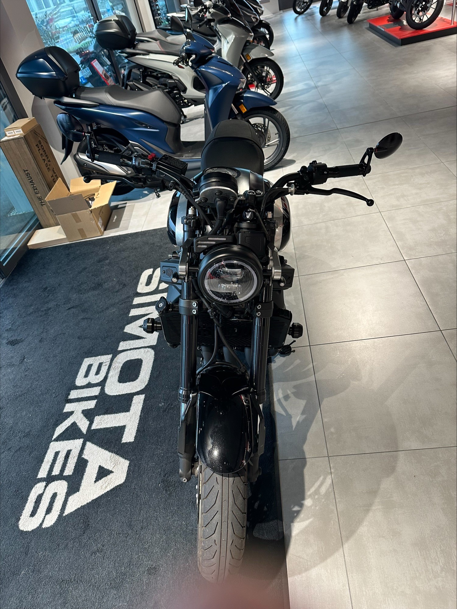 YAMAHA XSR 900 80 Black-showroom-element-2
