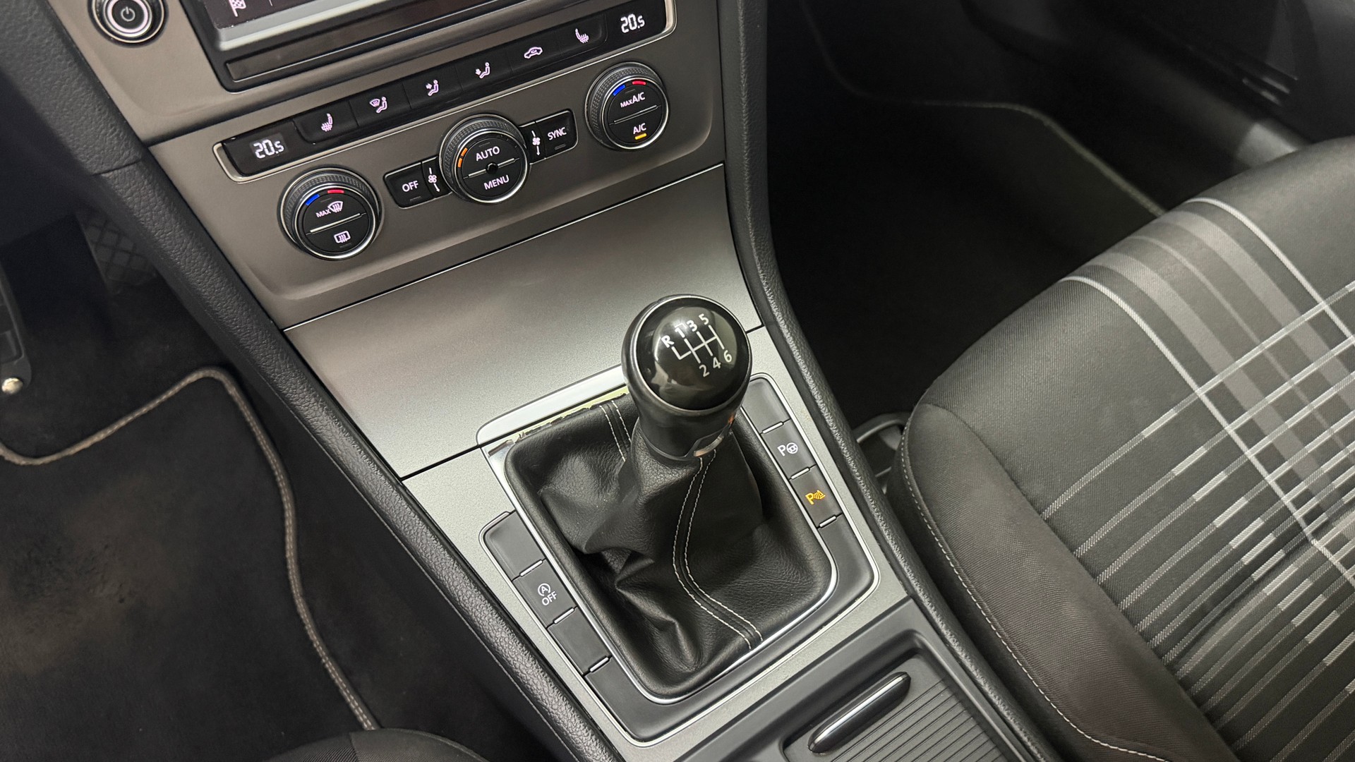 VW Golf 1.4 TSI Lounge-image-12
