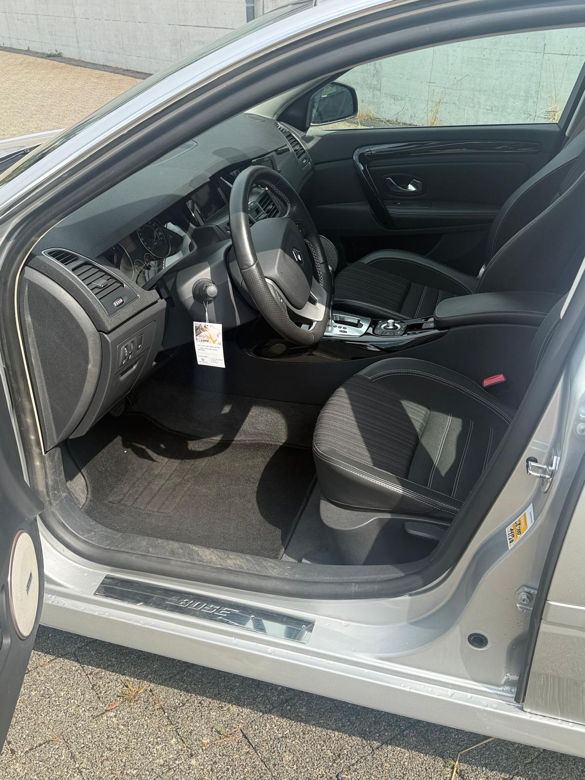 RENAULT Laguna Grandtour 2.0 dCi Bose Automatic-image-9