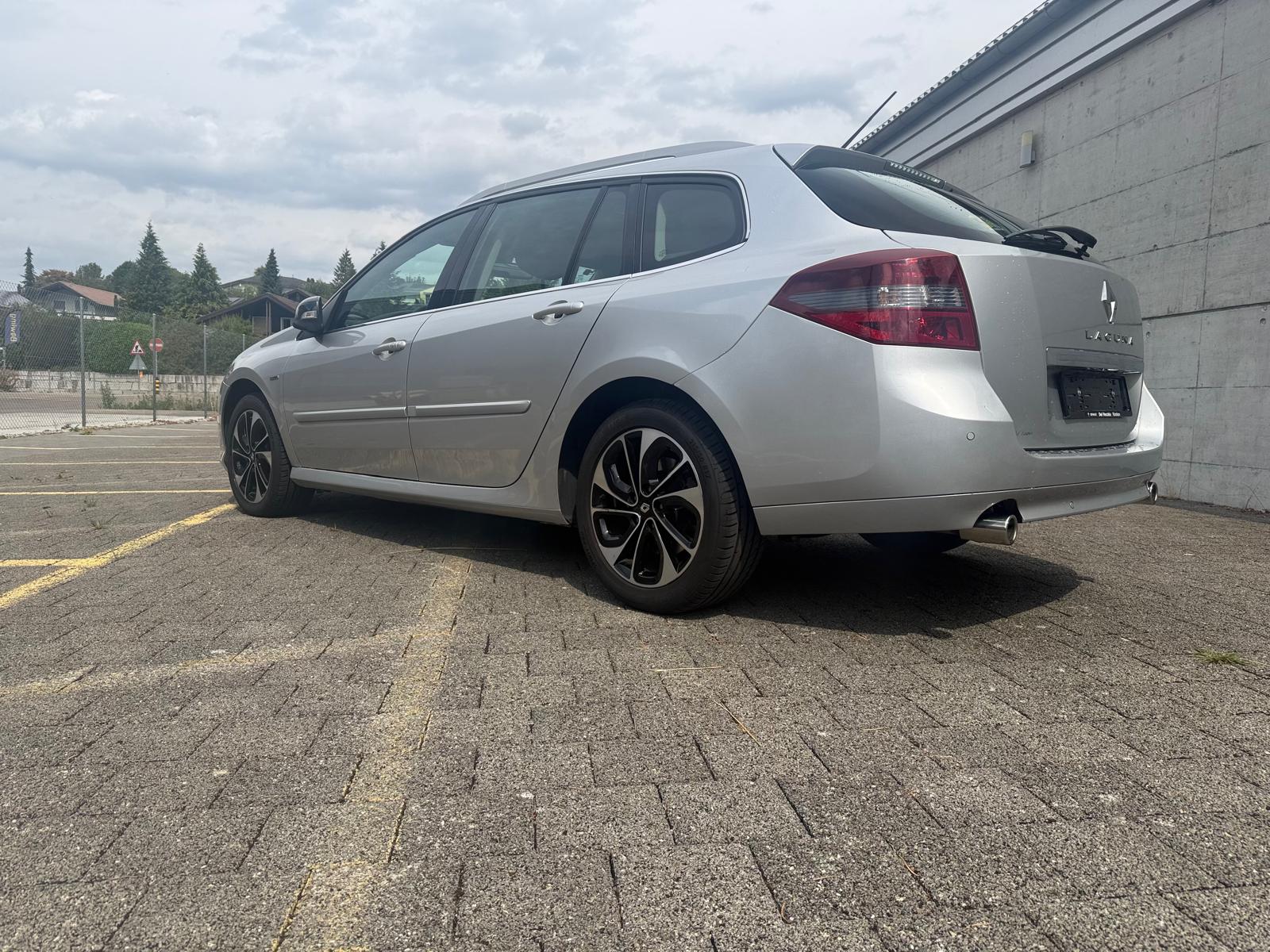 RENAULT Laguna Grandtour 2.0 dCi Bose Automatic-image-2
