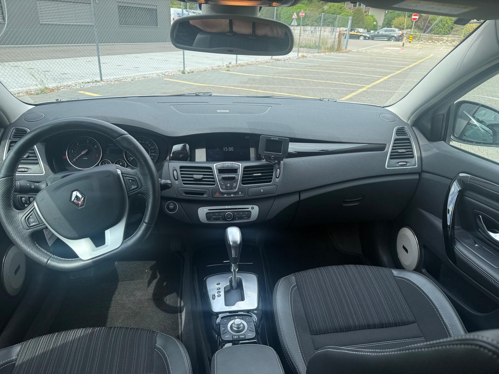 RENAULT Laguna Grandtour 2.0 dCi Bose Automatic-image-8