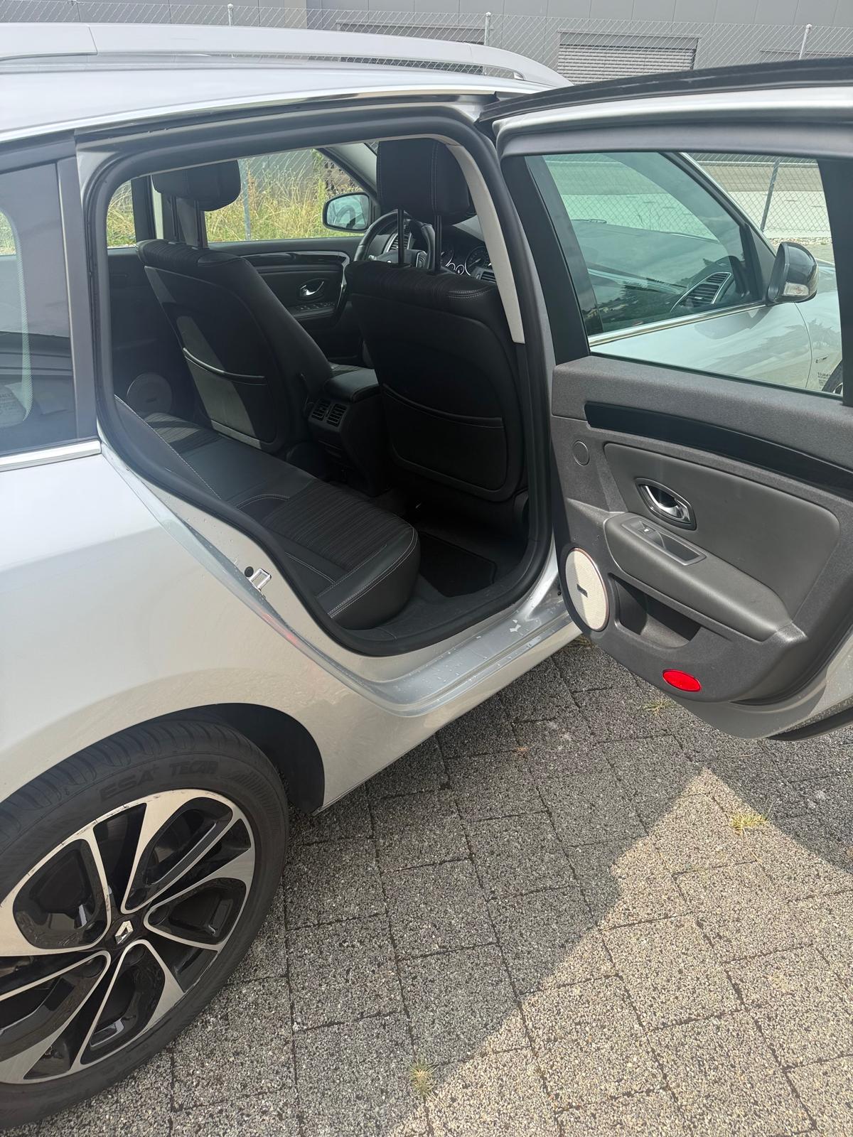 RENAULT Laguna Grandtour 2.0 dCi Bose Automatic-image-12