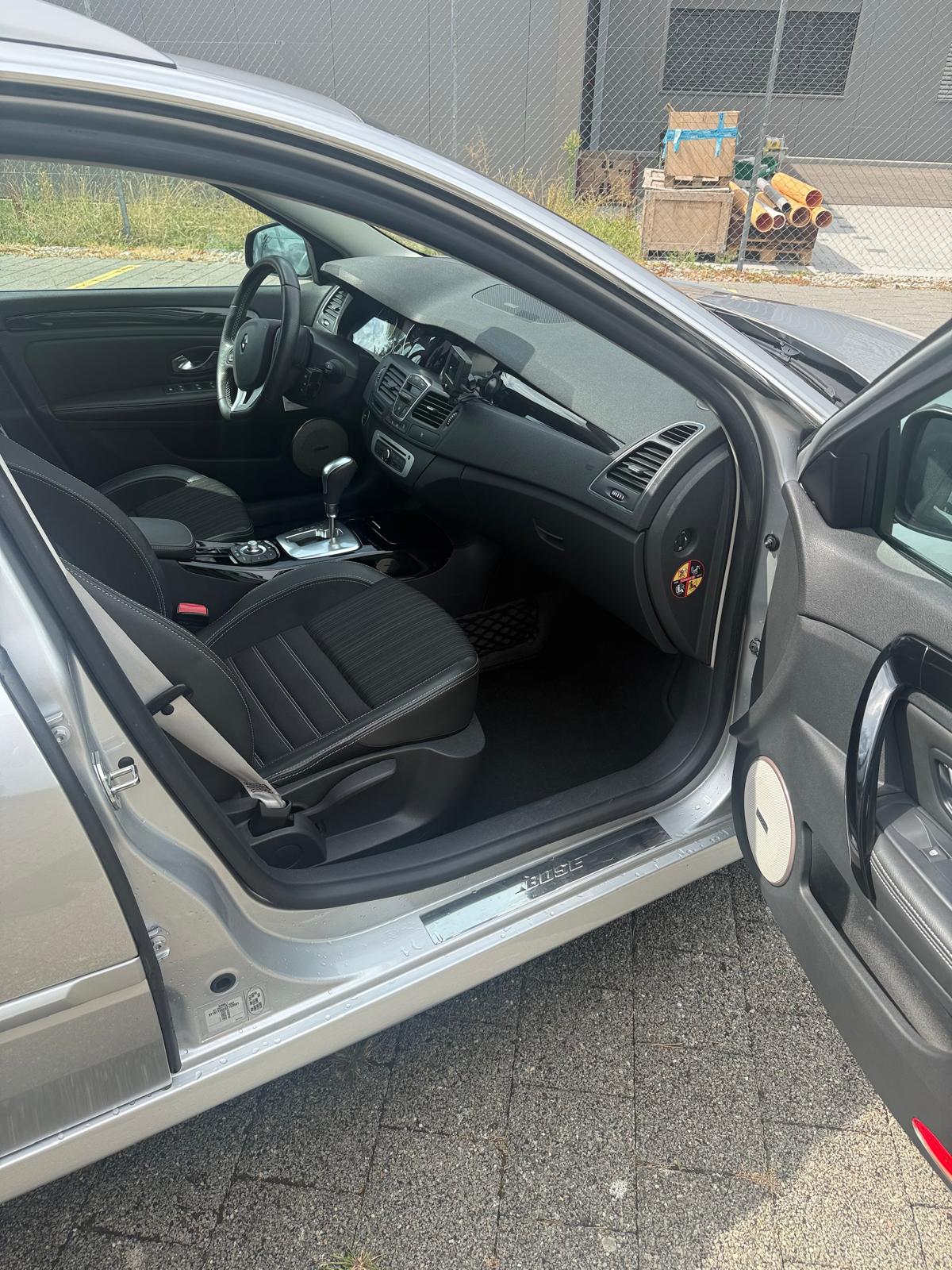 RENAULT Laguna Grandtour 2.0 dCi Bose Automatic-image-10