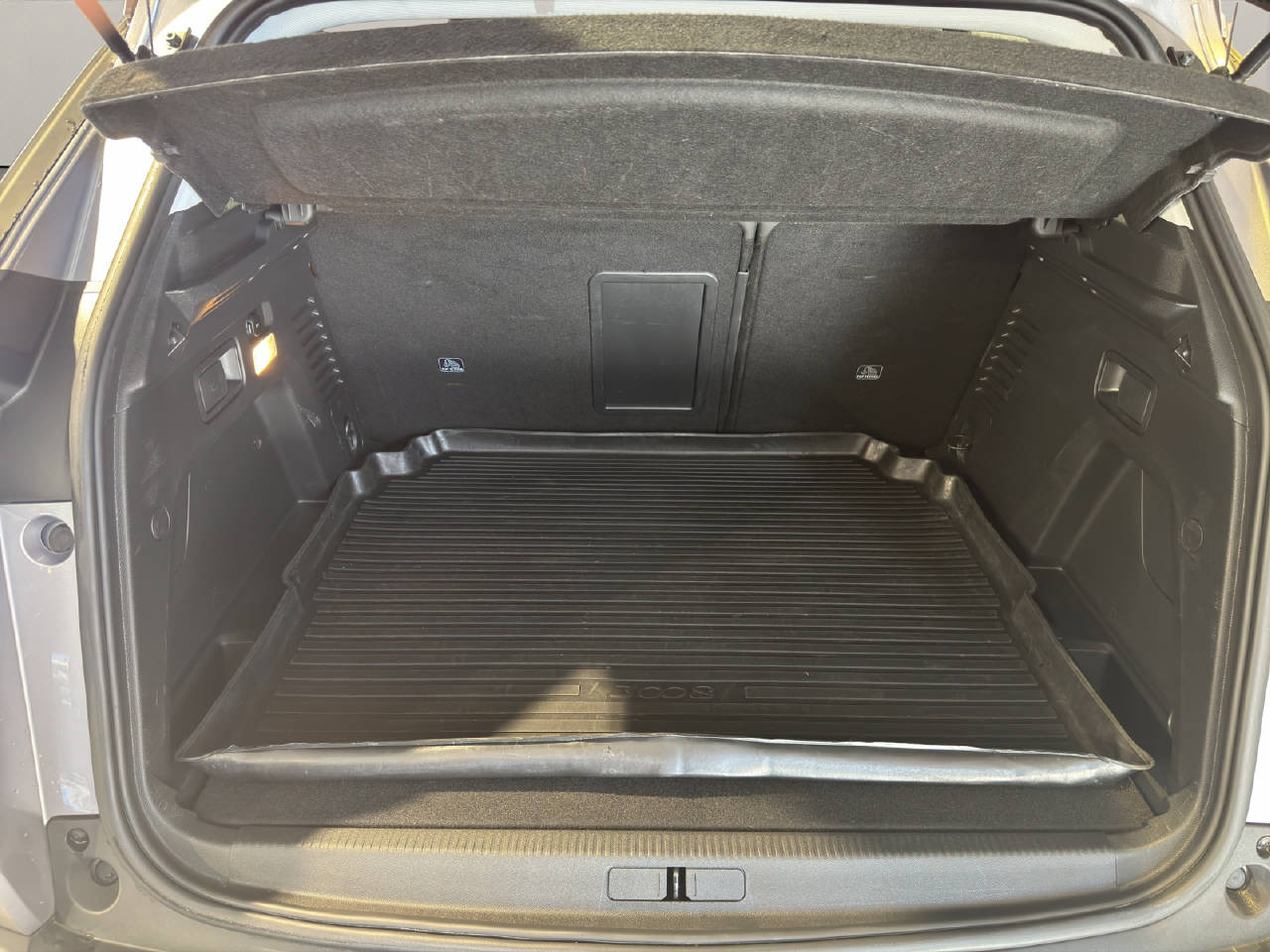 PEUGEOT 3008 1.5 BlueHDi Allure-image-6