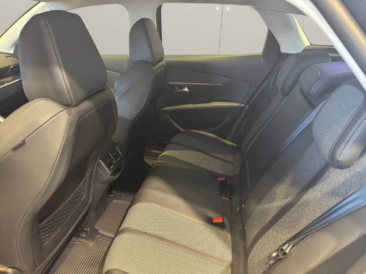 PEUGEOT 3008 1.5 BlueHDi Allure-image-5
