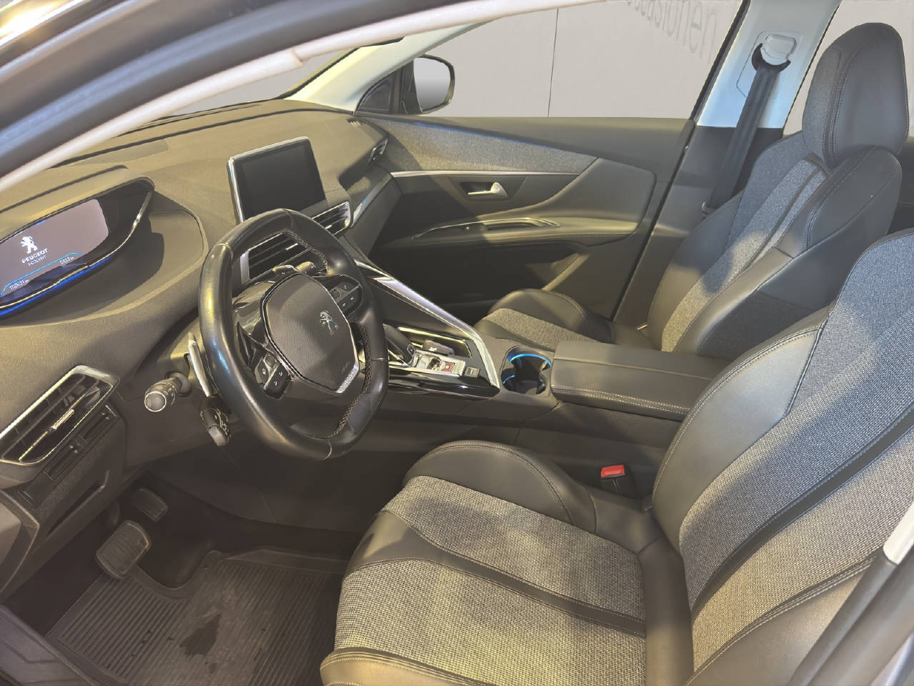 PEUGEOT 3008 1.5 BlueHDi Allure-image-4
