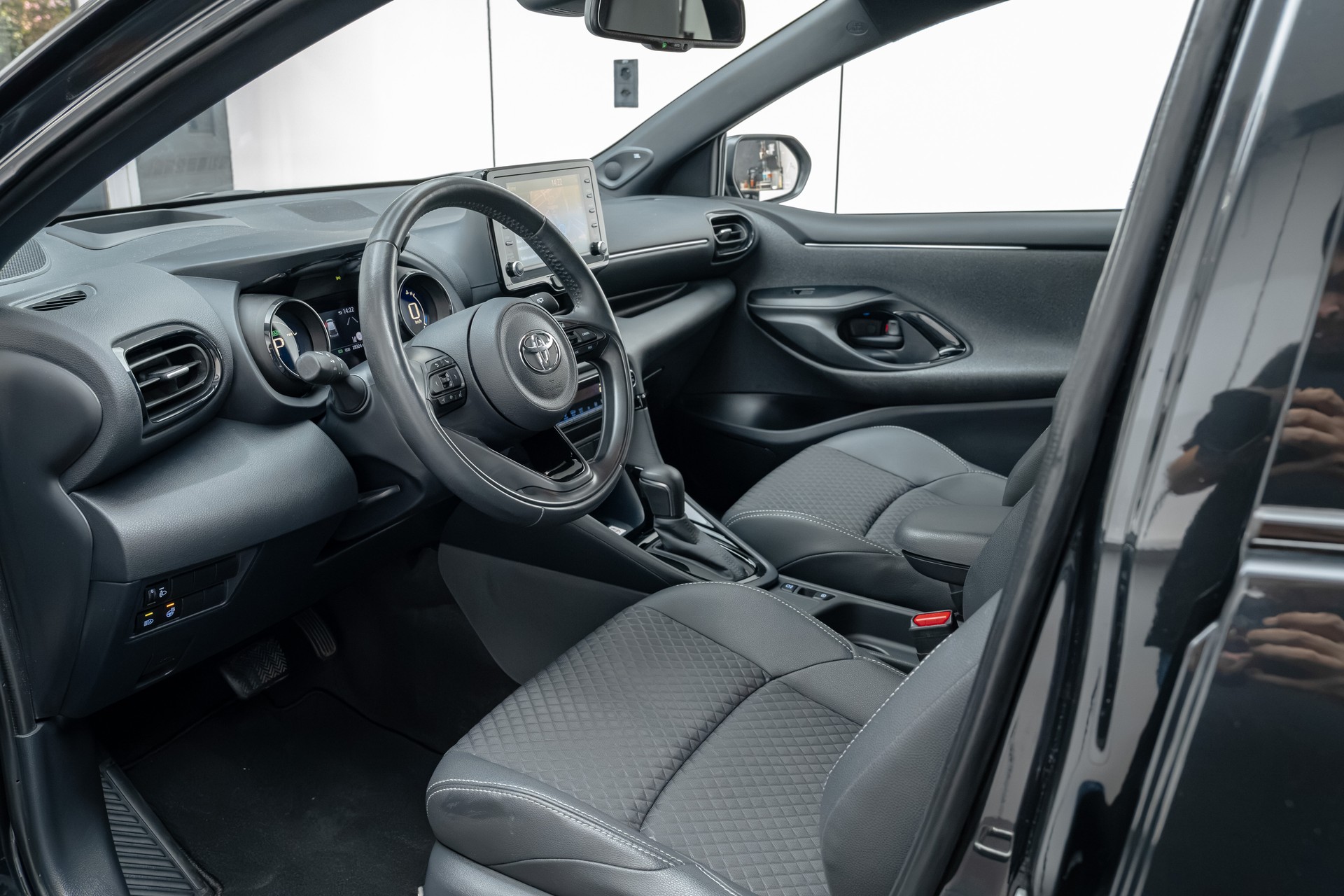TOYOTA Yaris 1.5 Premium e-CVT-image-14