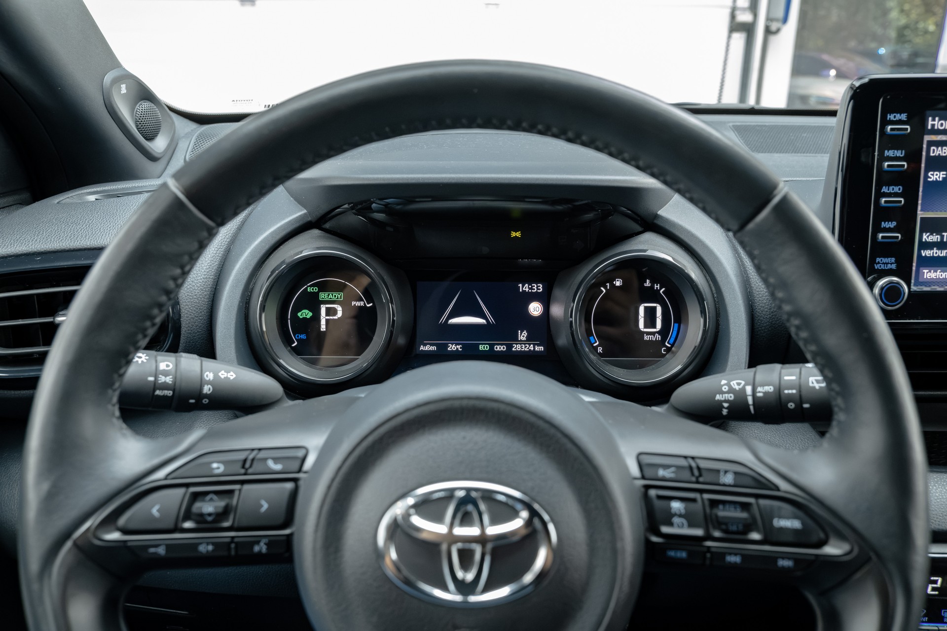 TOYOTA Yaris 1.5 Premium e-CVT-image-13