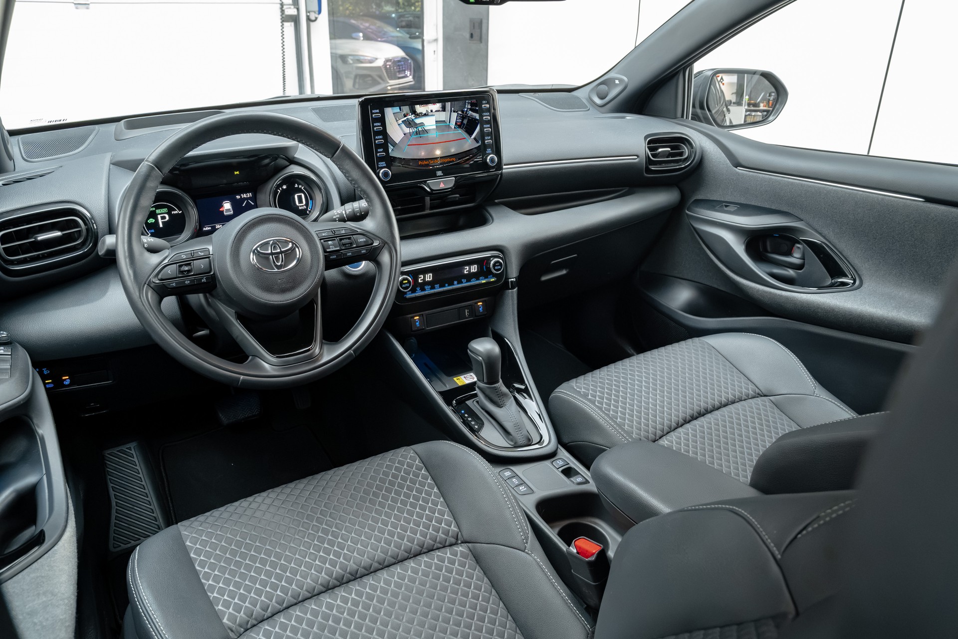 TOYOTA Yaris 1.5 Premium e-CVT-image-12