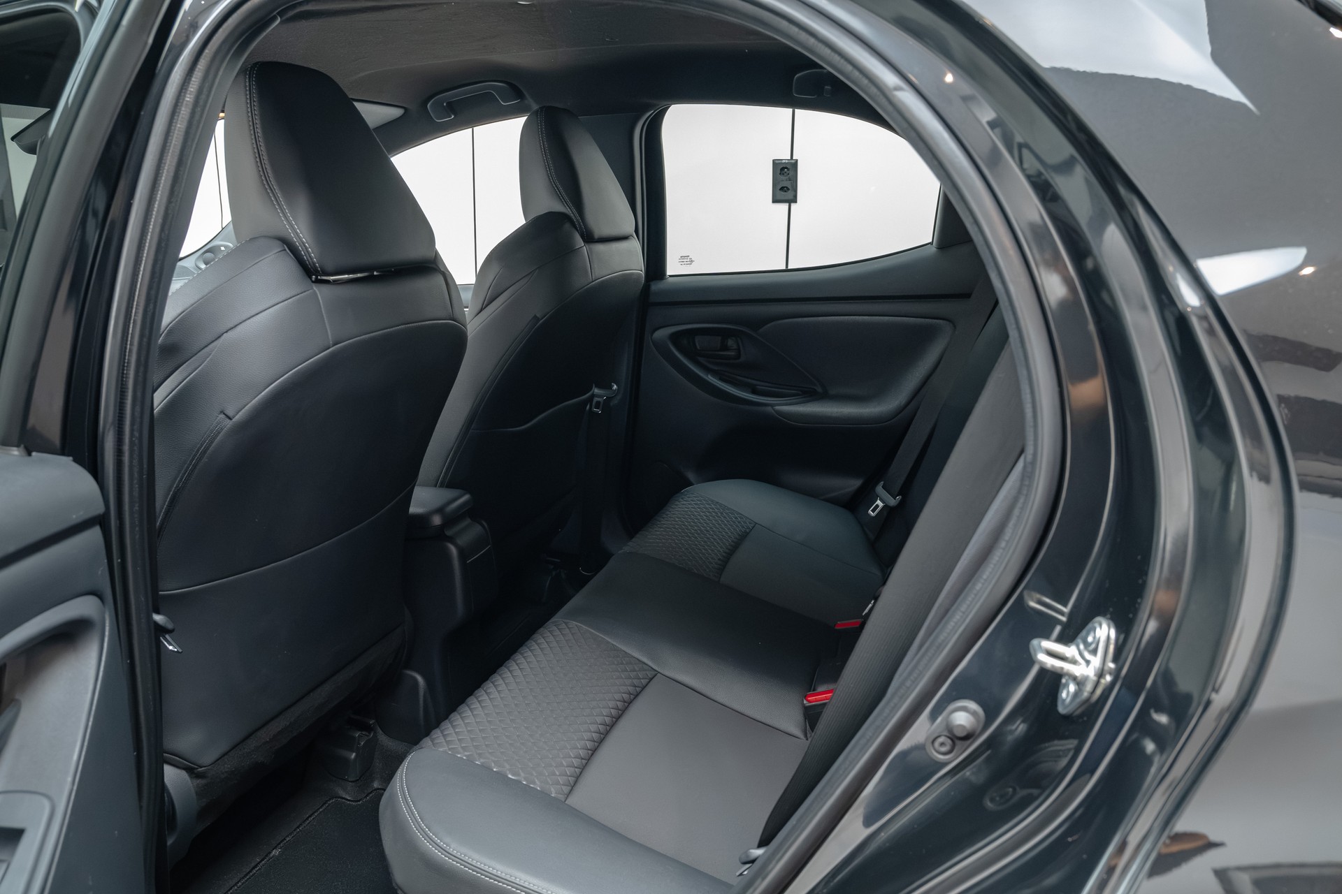 TOYOTA Yaris 1.5 Premium e-CVT-image-15