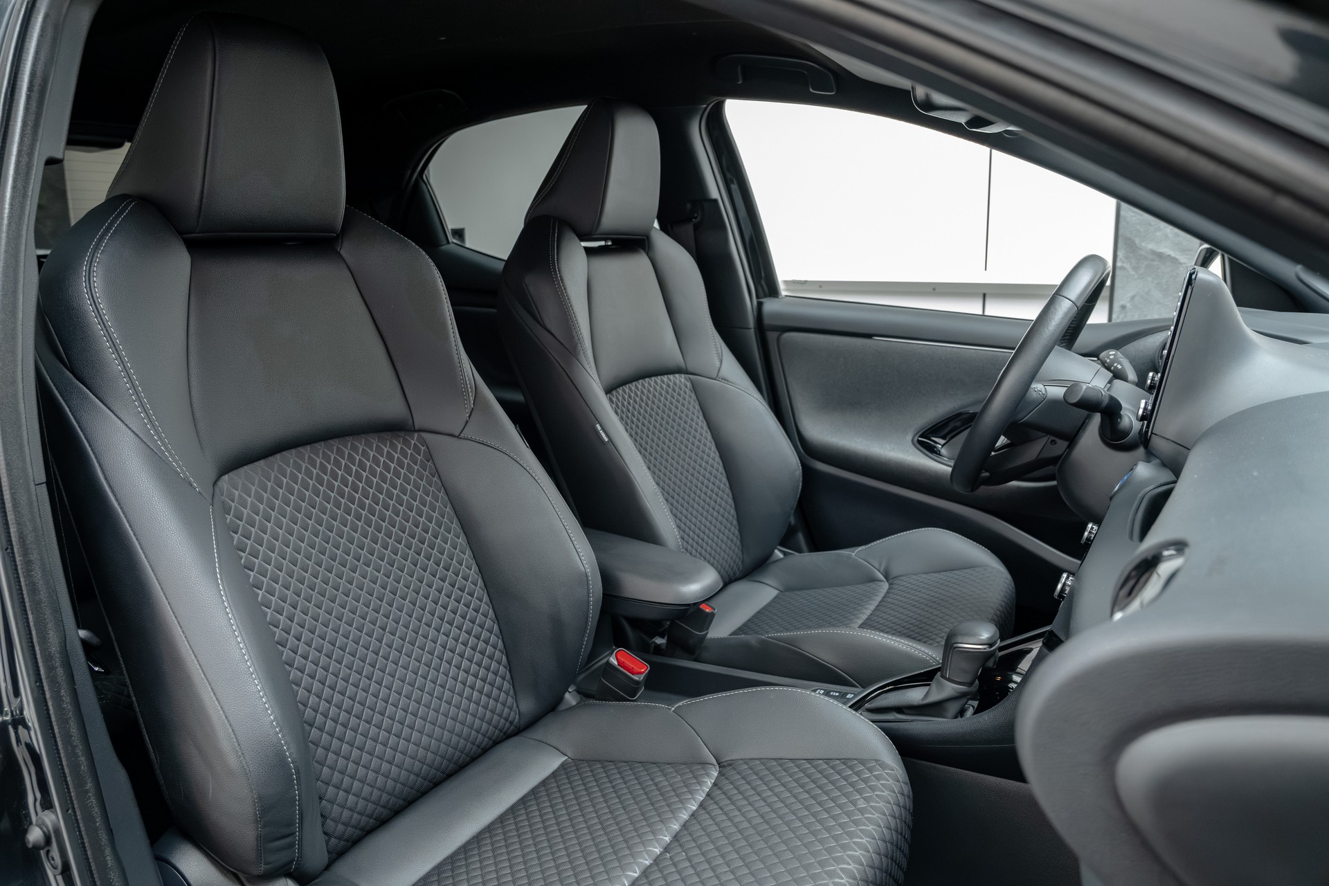 TOYOTA Yaris 1.5 Premium e-CVT-image-10