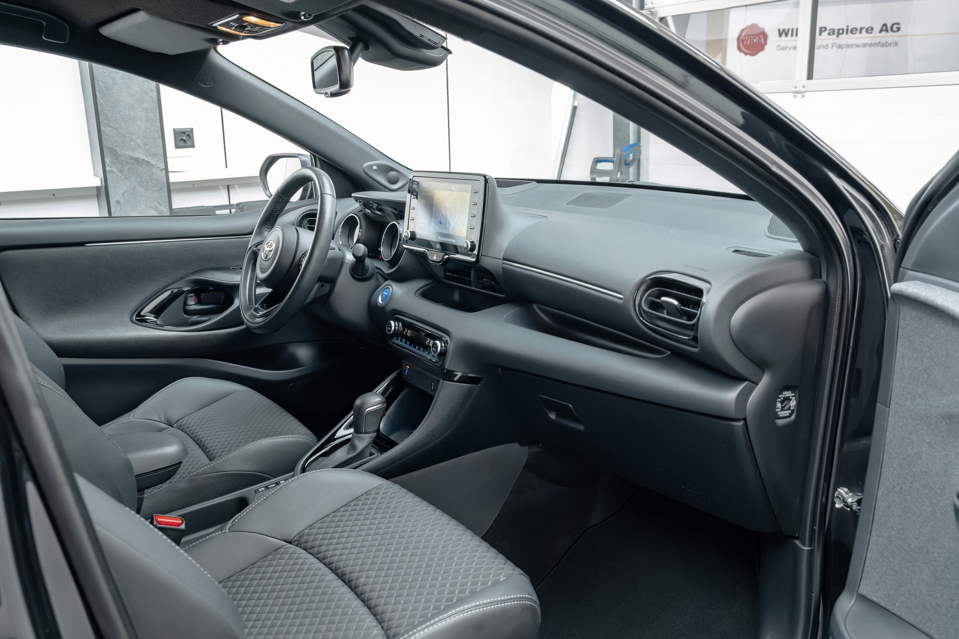 TOYOTA Yaris 1.5 Premium e-CVT-image-9