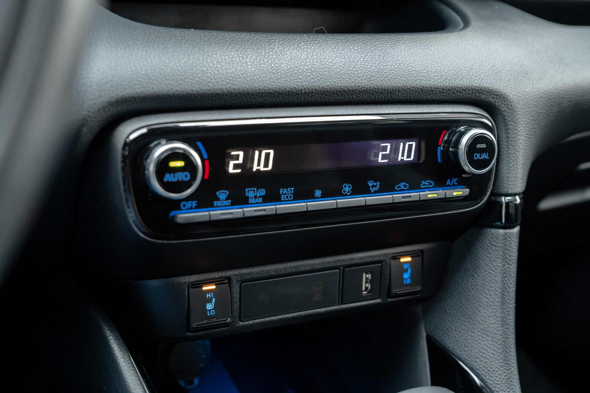TOYOTA Yaris 1.5 Premium e-CVT-image-11