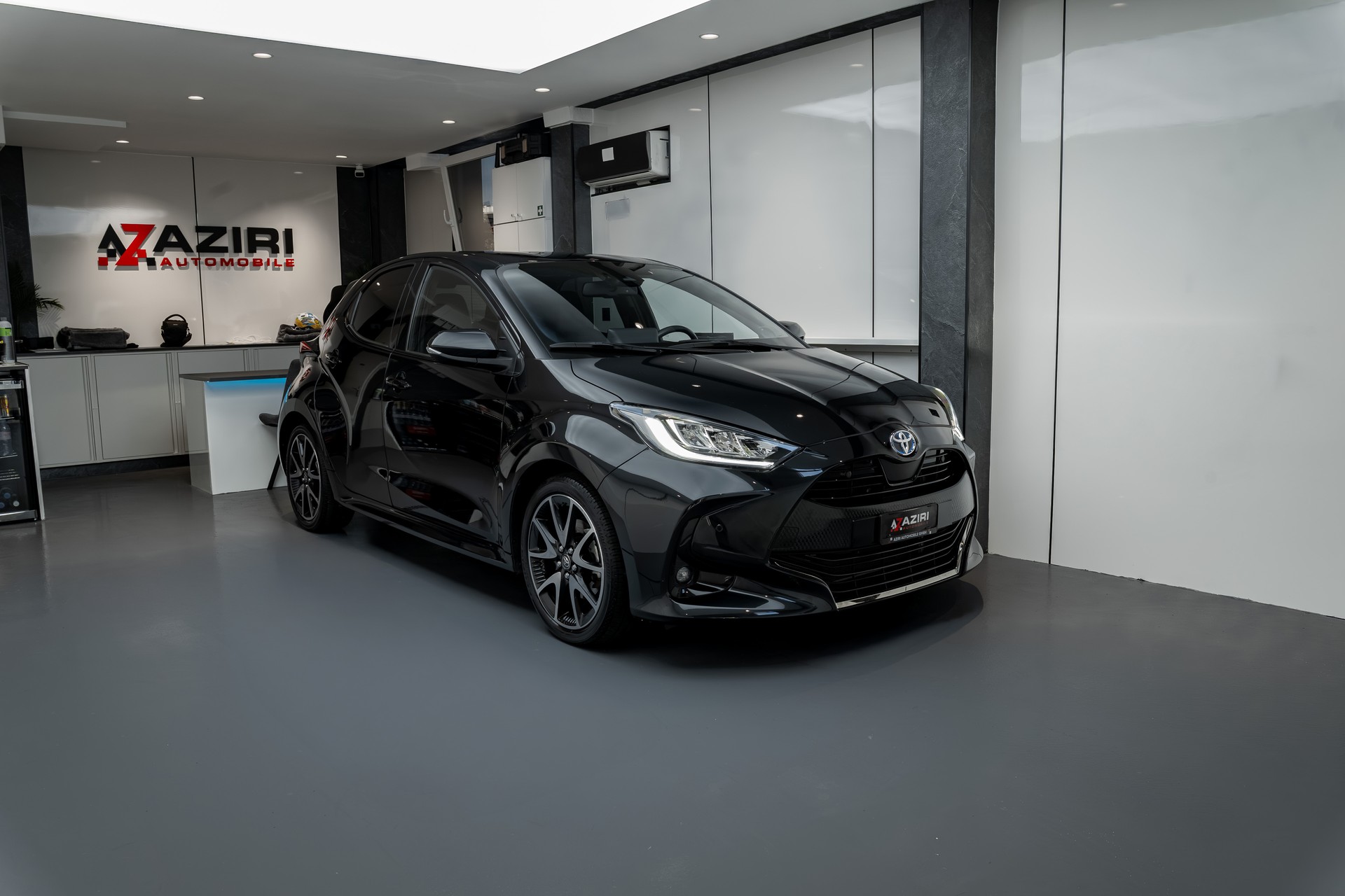 TOYOTA Yaris 1.5 Premium e-CVT-image-2