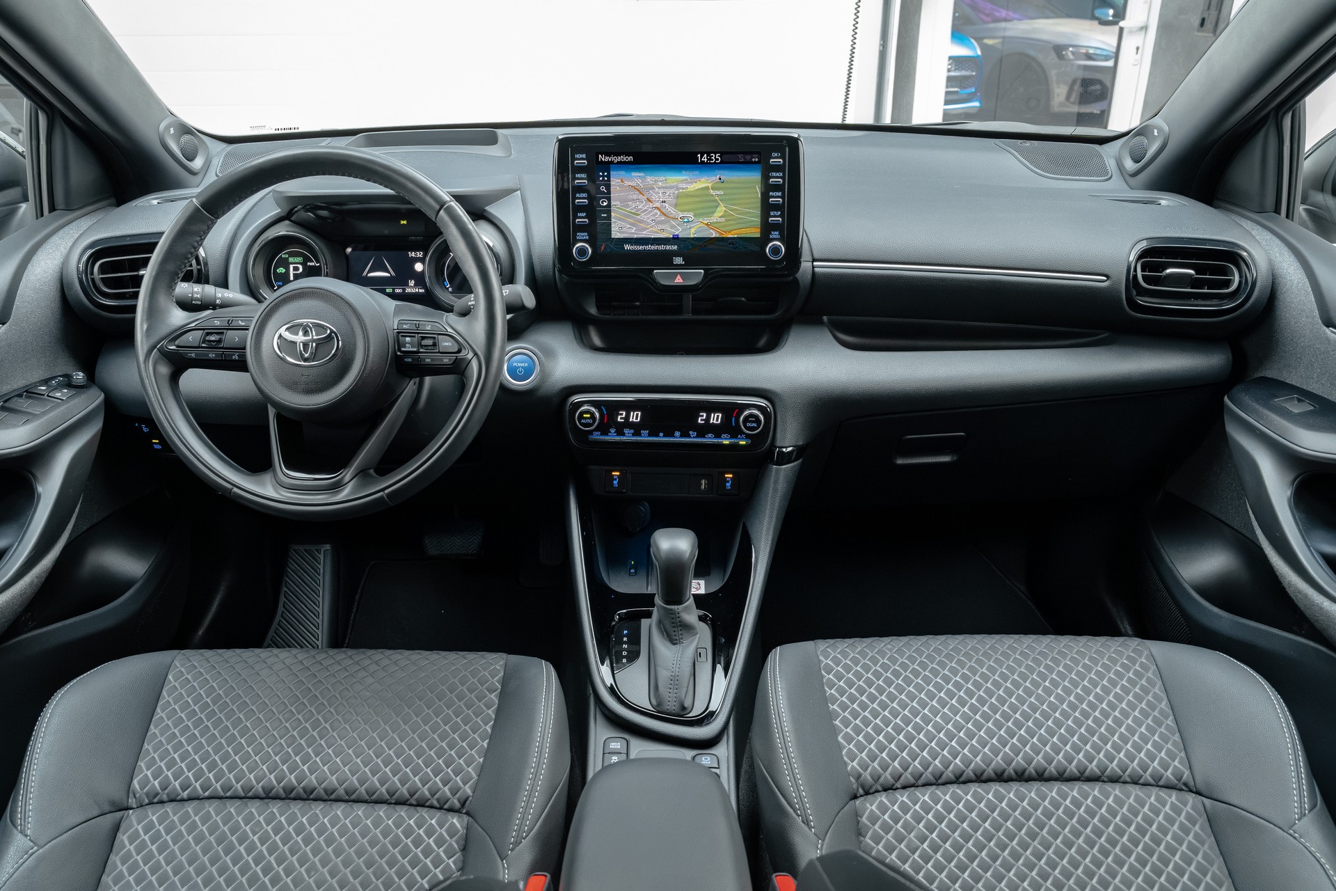 TOYOTA Yaris 1.5 Premium e-CVT-image-7