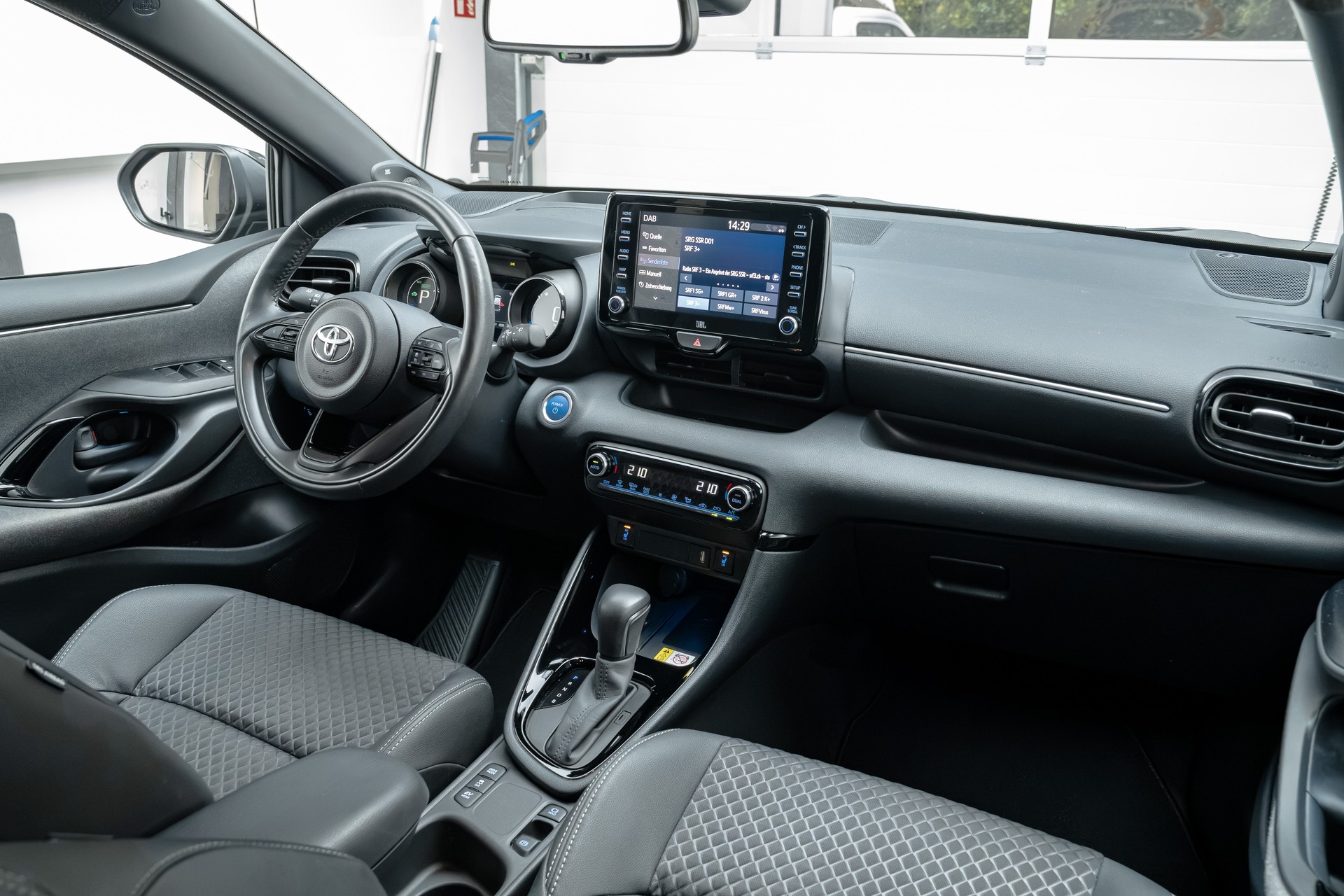 TOYOTA Yaris 1.5 Premium e-CVT-image-8