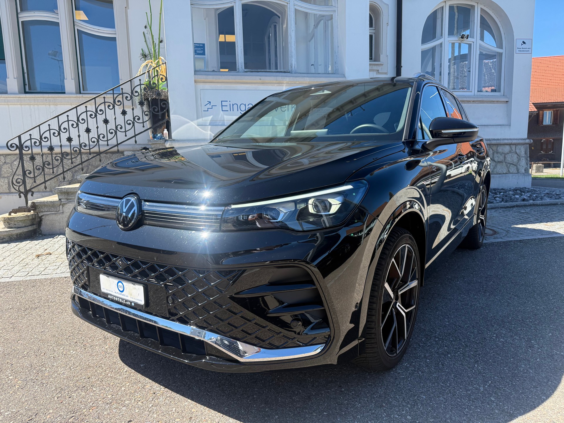VW Tiguan 2.0 TSI R-Line DSG 4motion-image-1