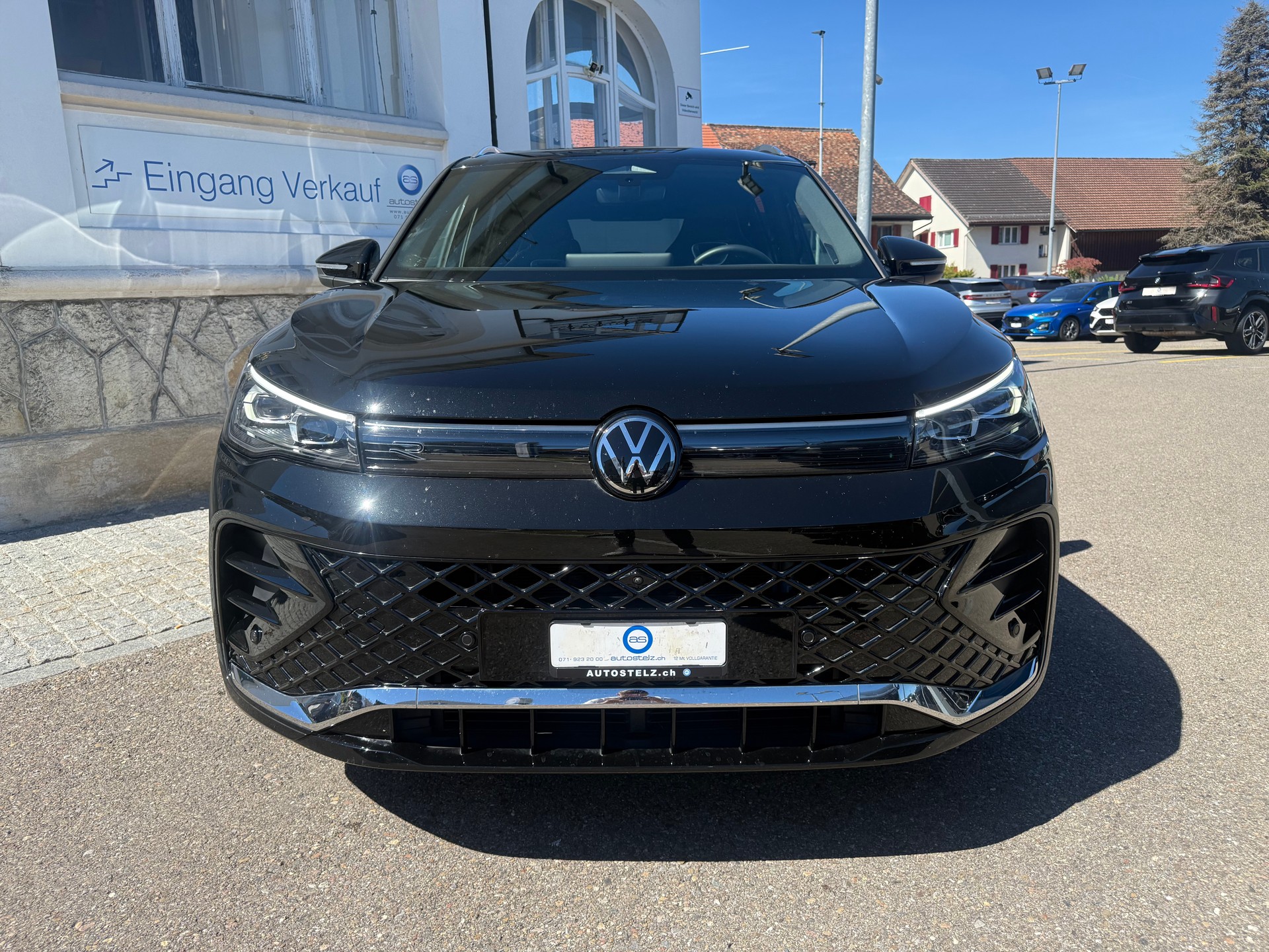 VW Tiguan 2.0 TSI R-Line DSG 4motion-image-2