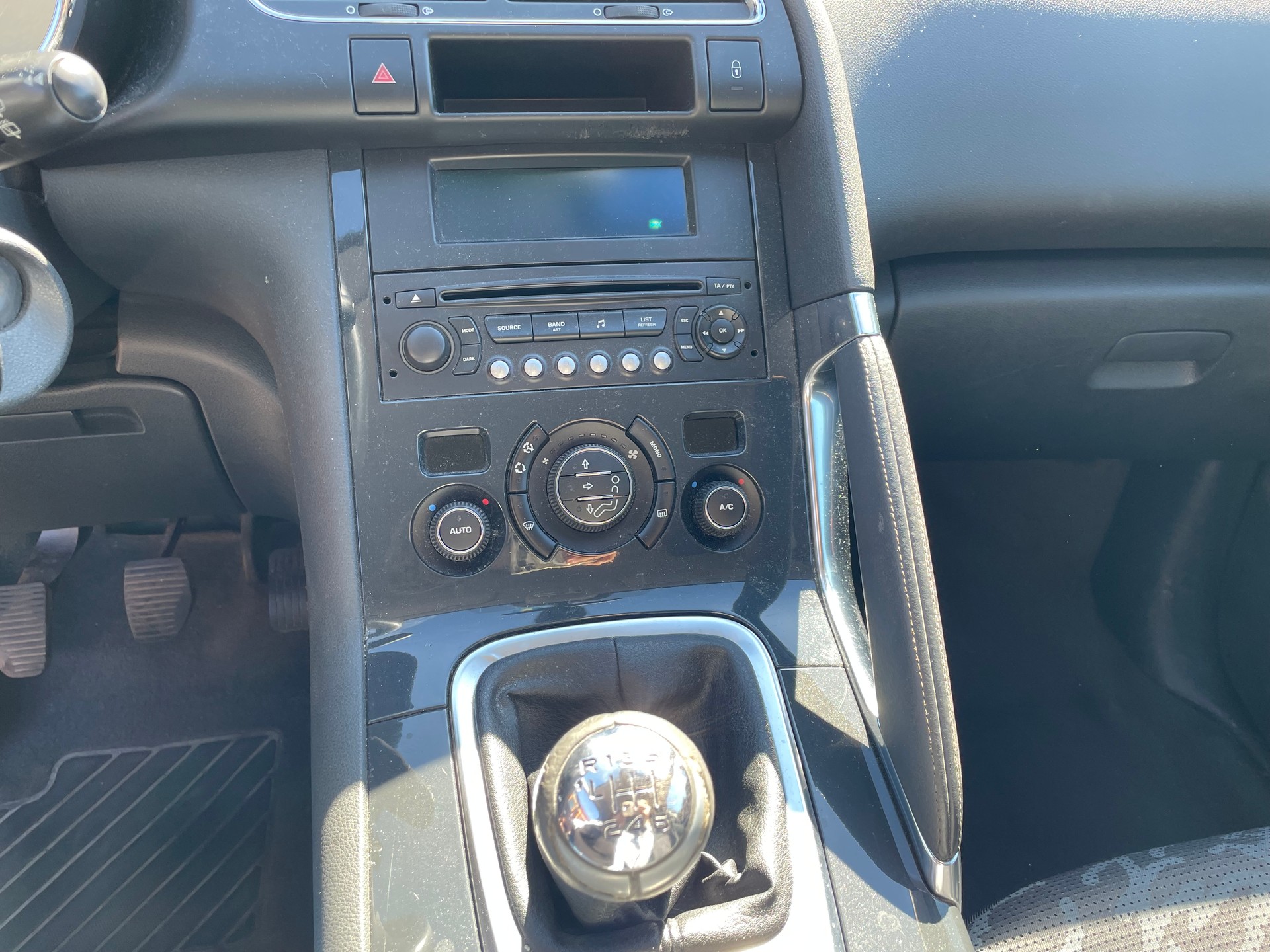 PEUGEOT 3008 1.6 HDI Sport-image-9