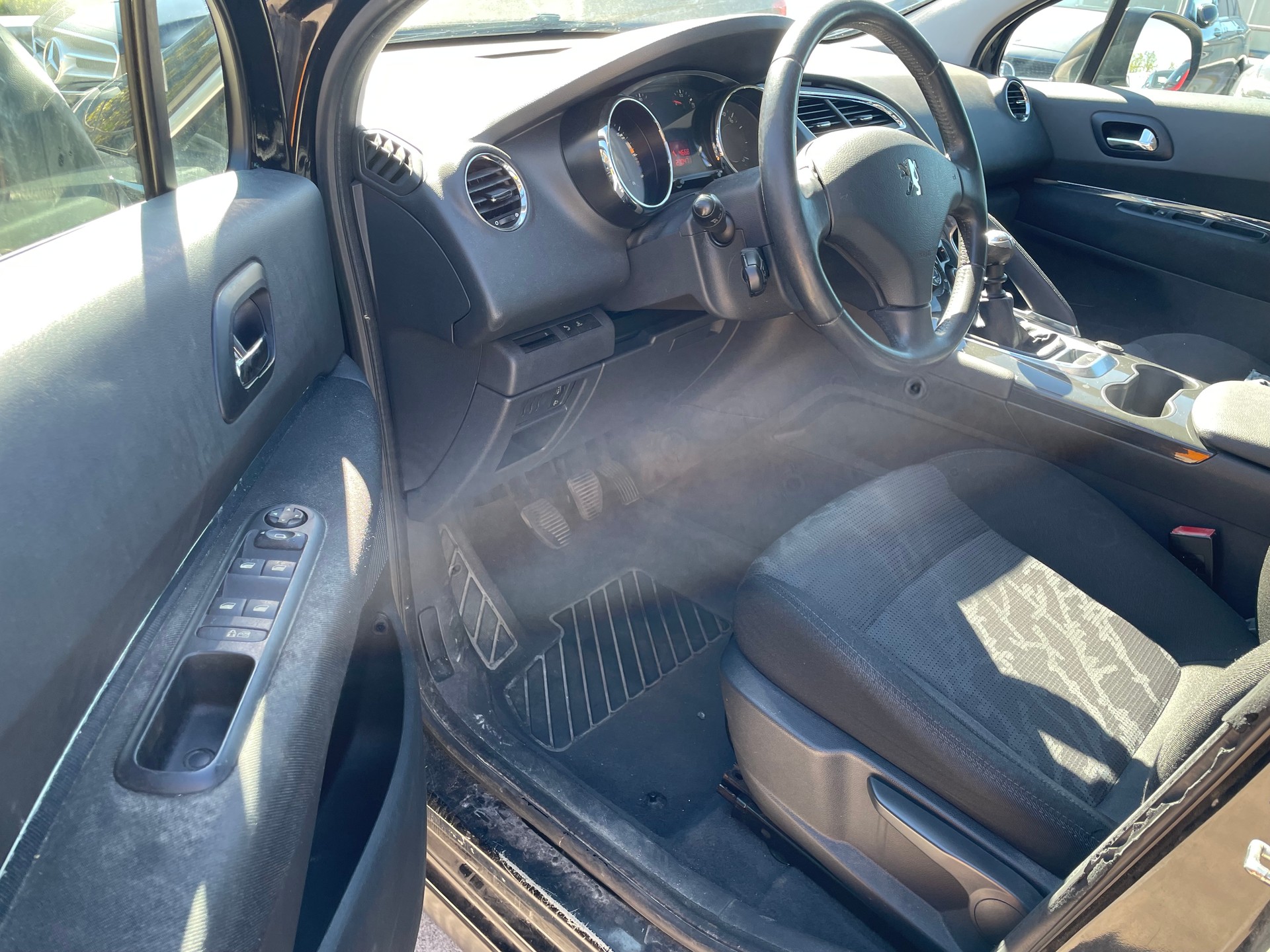 PEUGEOT 3008 1.6 HDI Sport-image-12