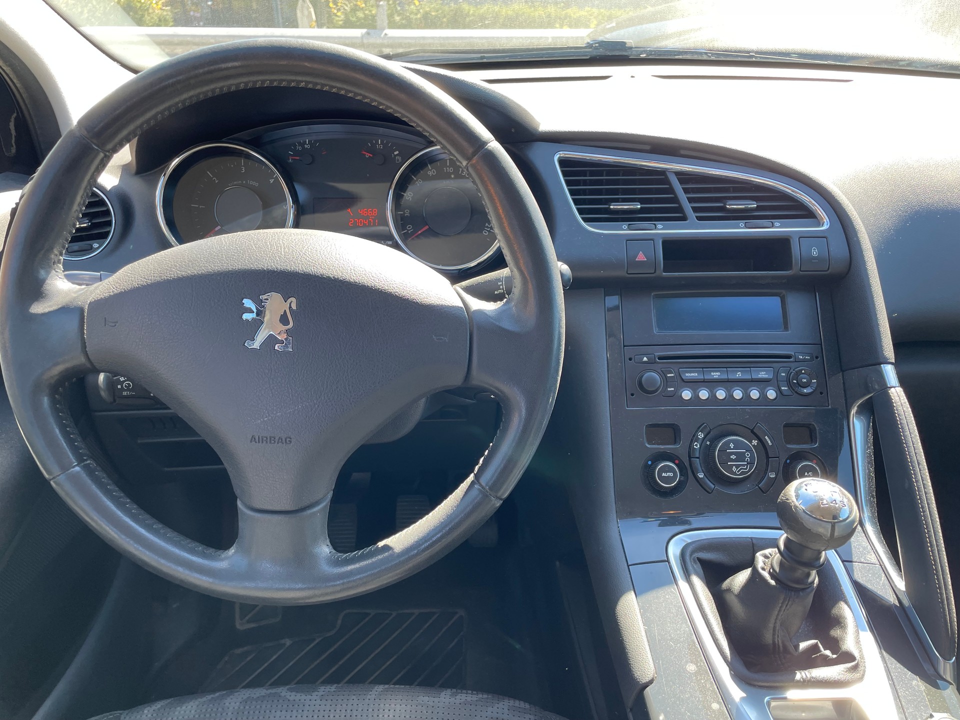 PEUGEOT 3008 1.6 HDI Sport-image-8